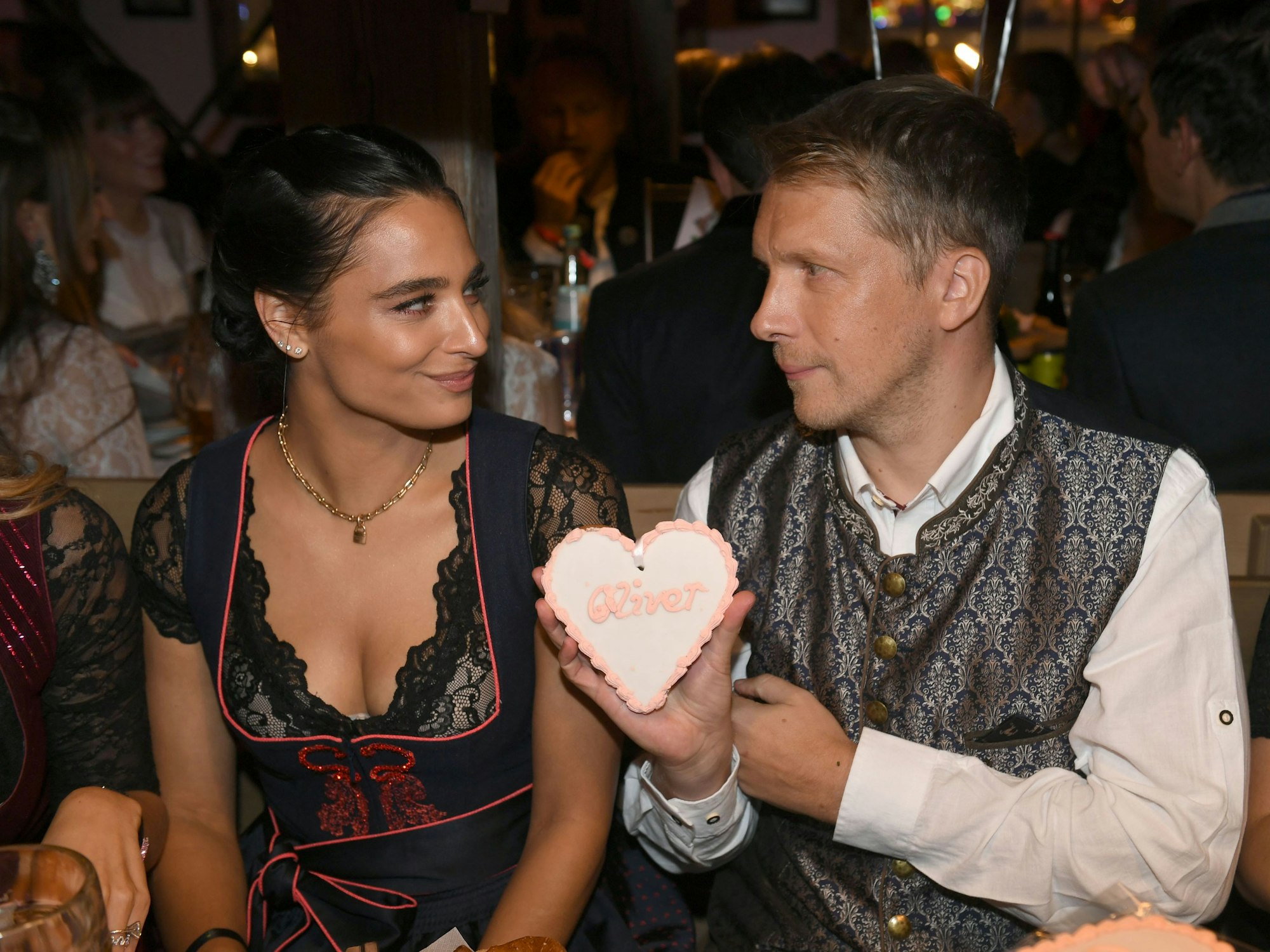 Der Comedian Oliver Pocher und seine Frau Amira feiern beim Almauftrieb im Käfer-Zelt auf dem Oktoberfest.