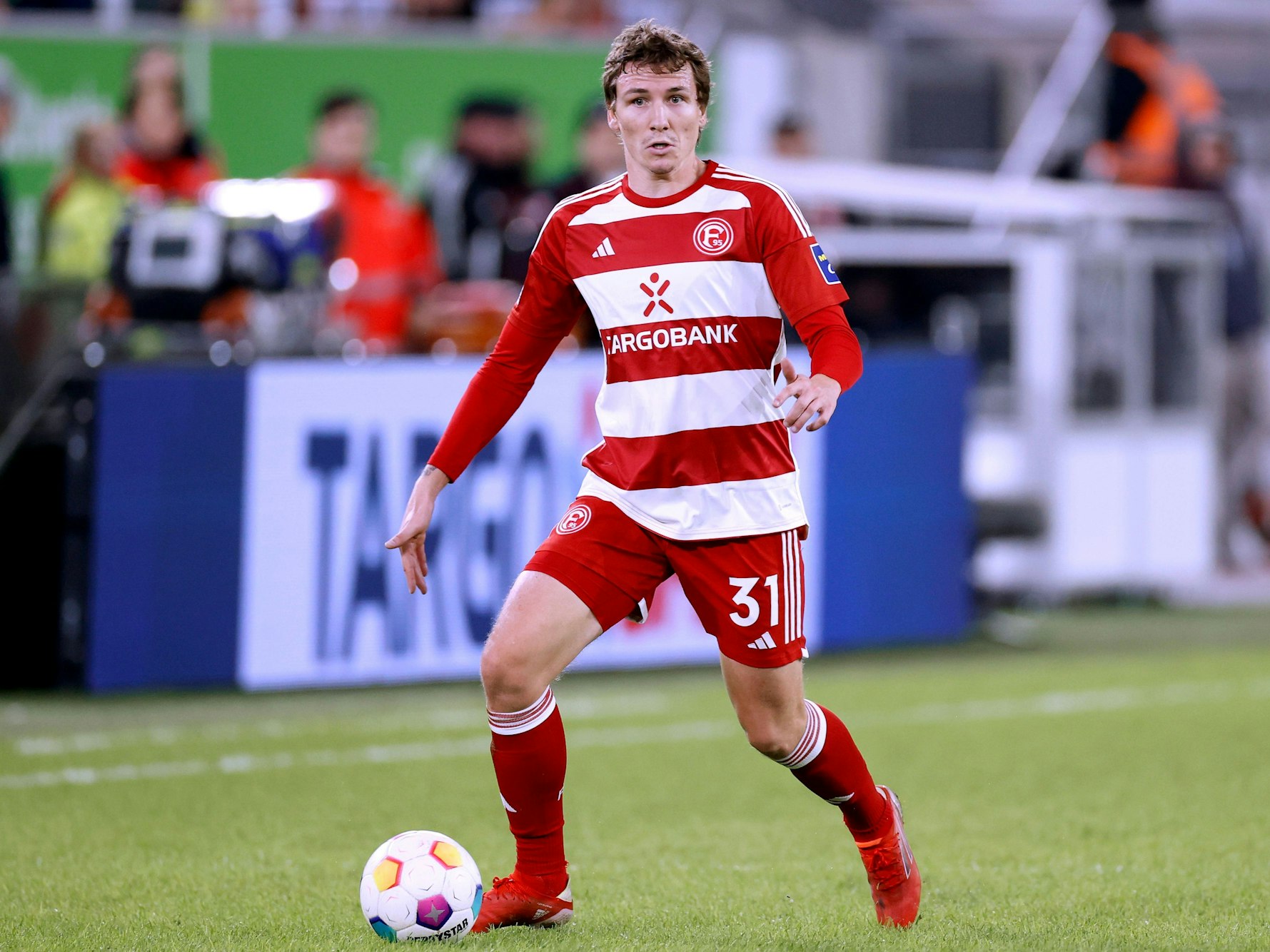 Fortuna Düsseldorfs Marcel Sobottka führt den Ball im Spiel gegen den SV Wehen Wiesbaden.