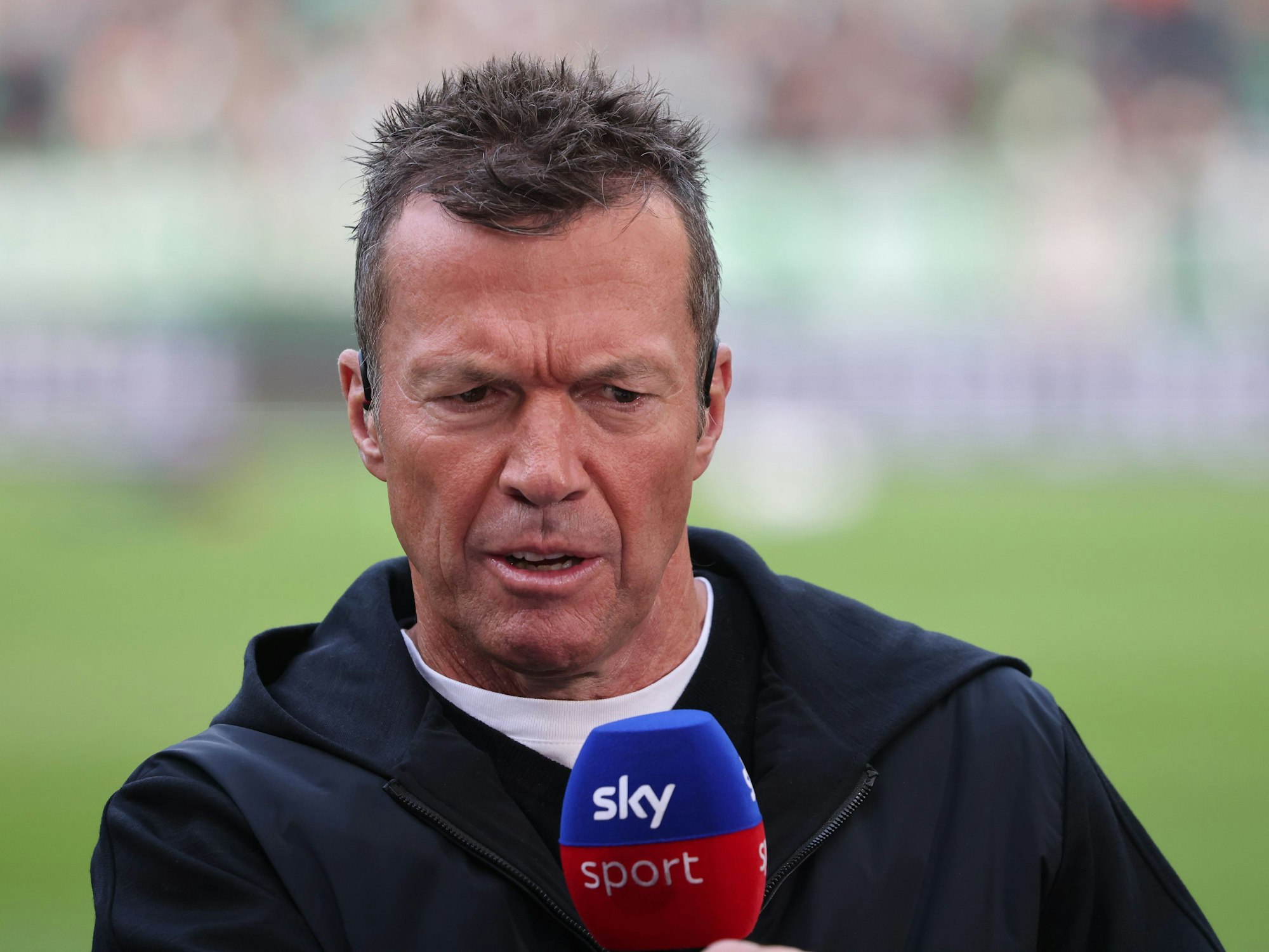 Der TV-Experte und ehemalige Nationalspieler Lothar Matthäus spricht beim Interview vor dem Spiel.