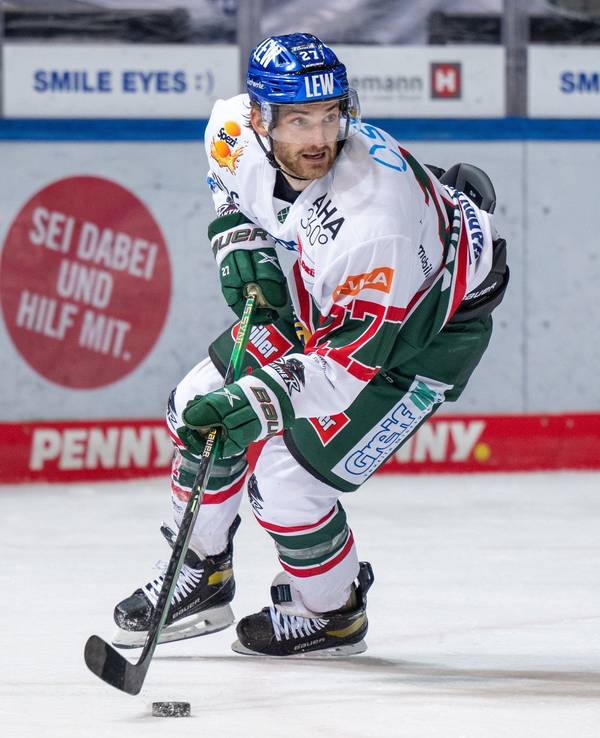 Adam Johnson mit Puck in Aktion.
