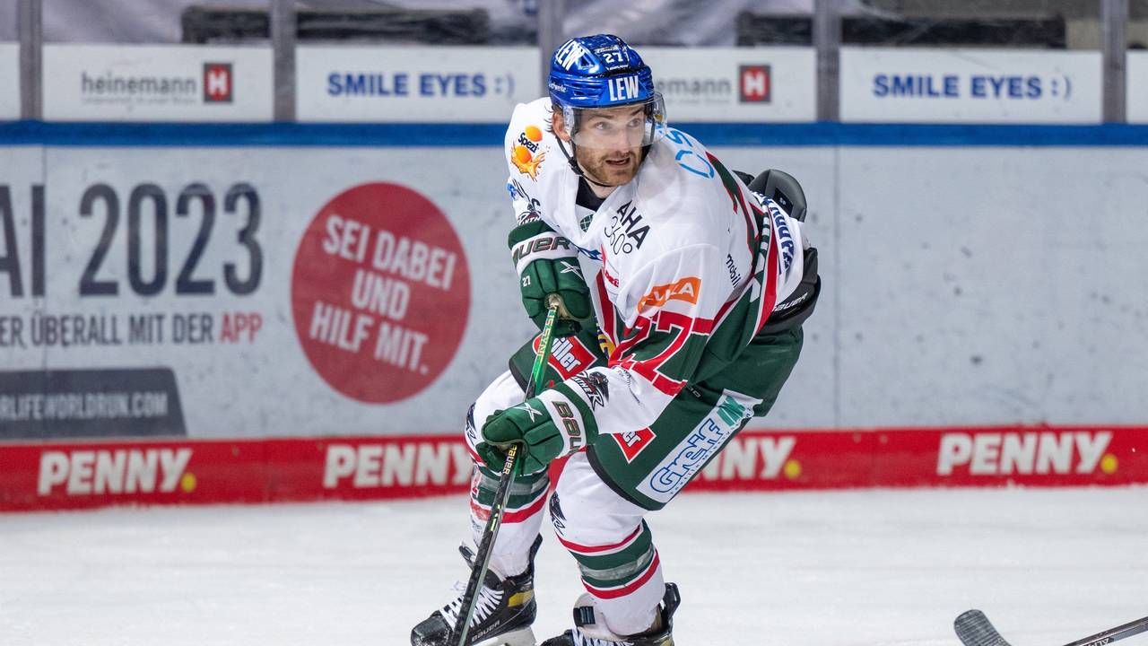 Adam Johnson mit Puck in Aktion.