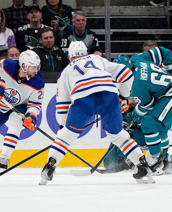 Leon Draisaitl (l.) versucht einen Treffer gegen Sharks-Keeper Mackenzie Blackwood zu erzielen.