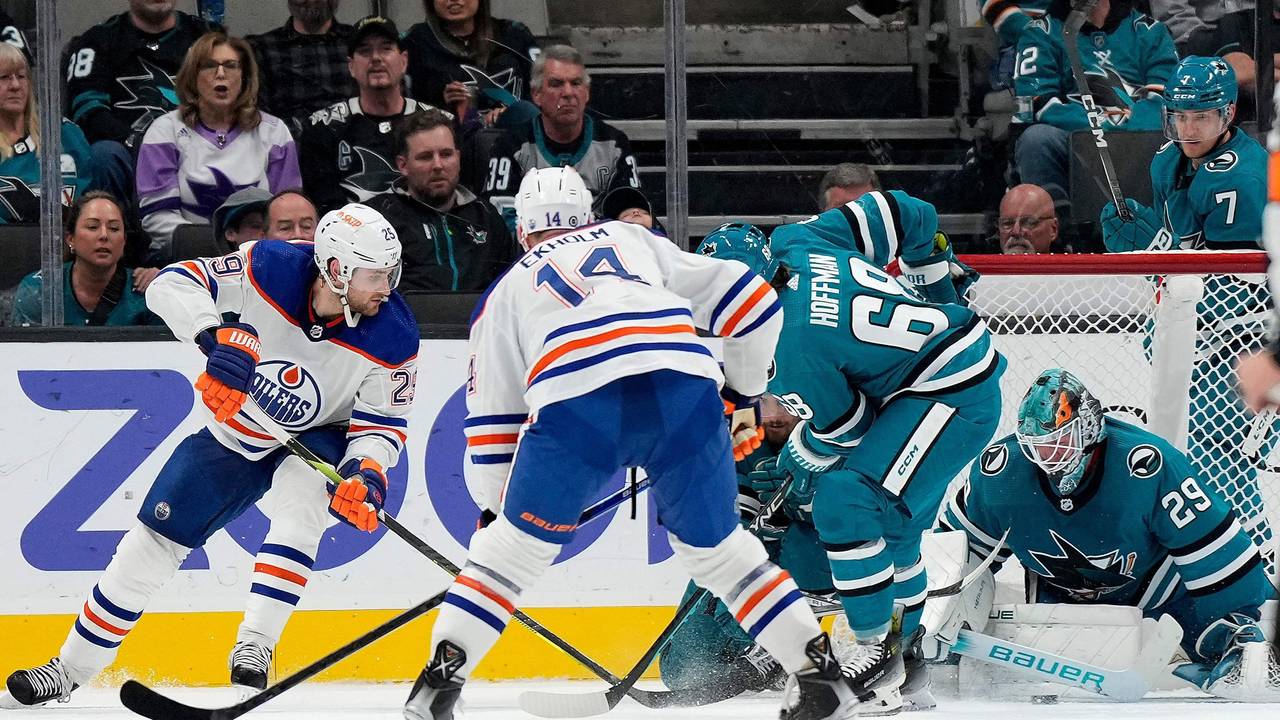 Leon Draisaitl (l.) versucht einen Treffer gegen Sharks-Keeper Mackenzie Blackwood zu erzielen.