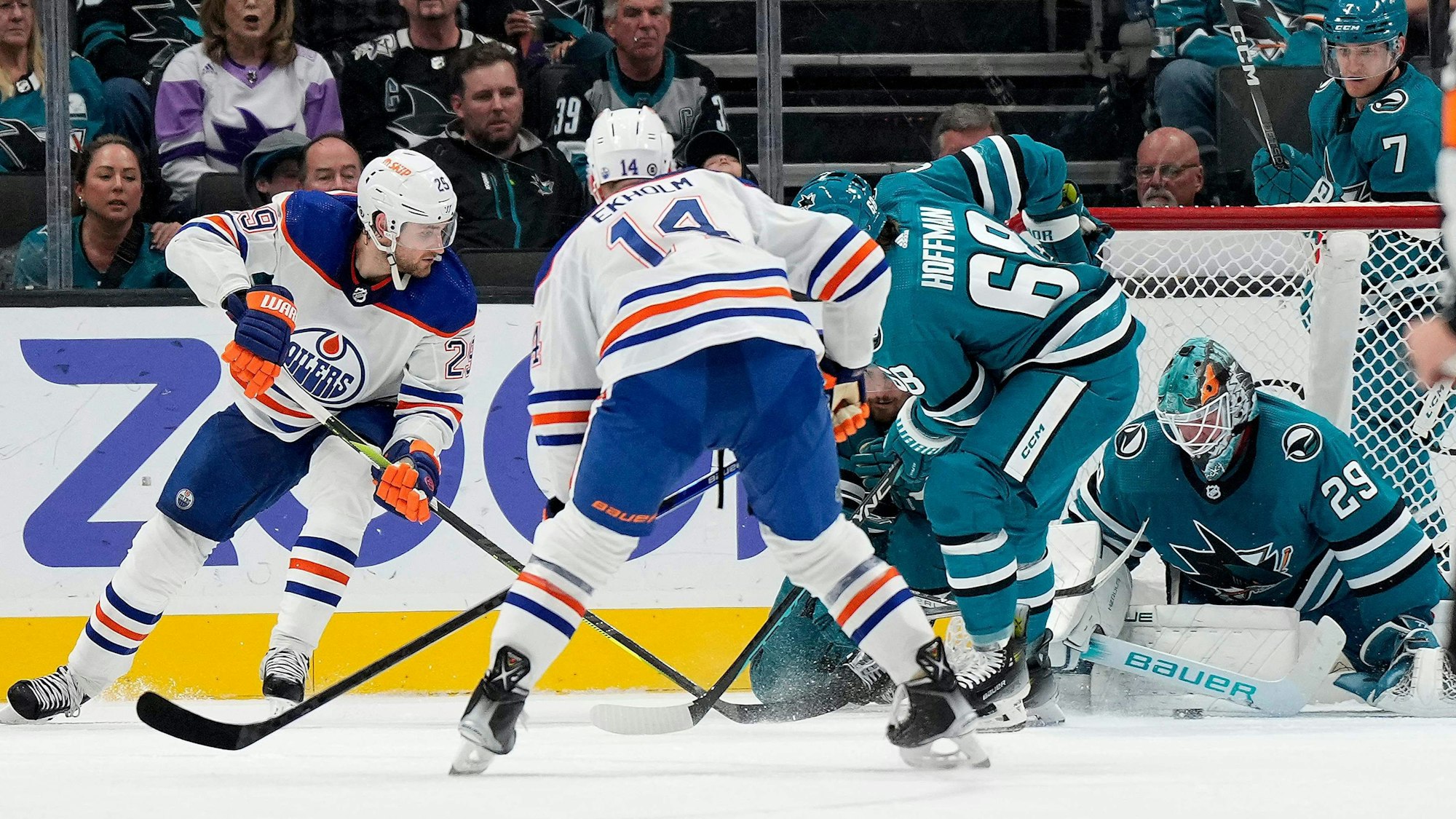 Leon Draisaitl (l.) versucht einen Treffer gegen Sharks-Keeper Mackenzie Blackwood zu erzielen.