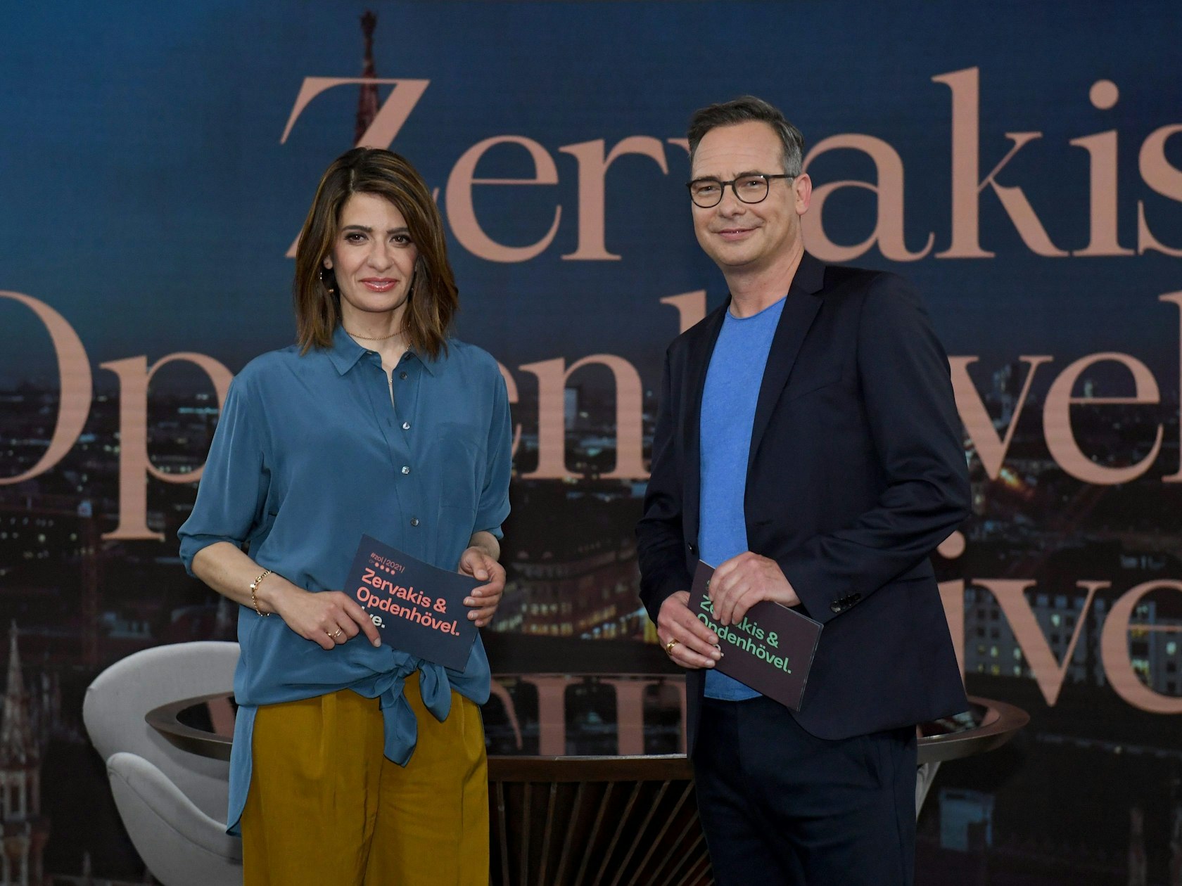 ProSieben beendet das quotenschwache Journal „Zervakis & Opdenhövel“. Unser Foto zeigt Moderatorin Linda Zervakis und der Moderator Matthias Opdenhövel im Juni 2021 im Studio.