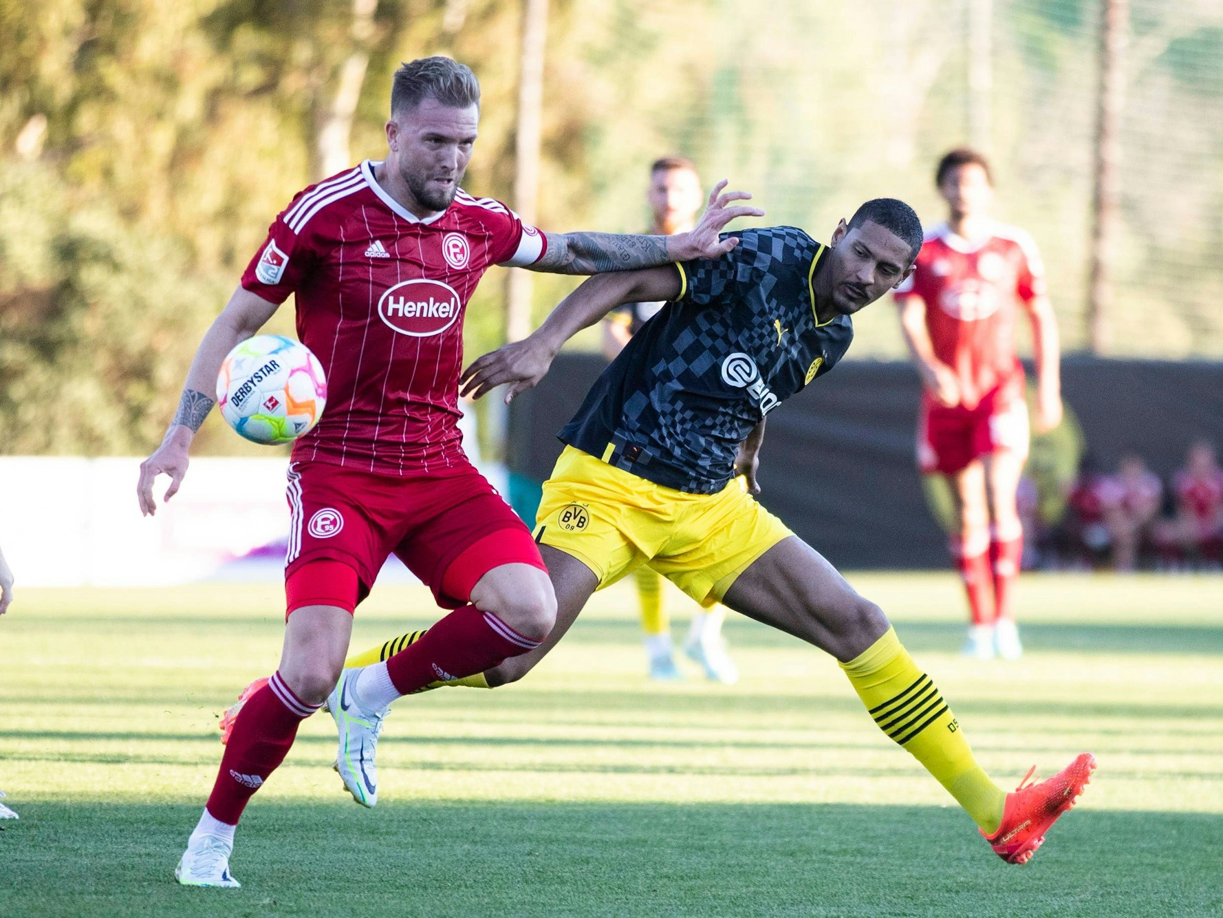 Fortuna Düsseldorfs Andre Hoffmann im Zweikampf mit Borussia Dortmunds Sébastien Haller.