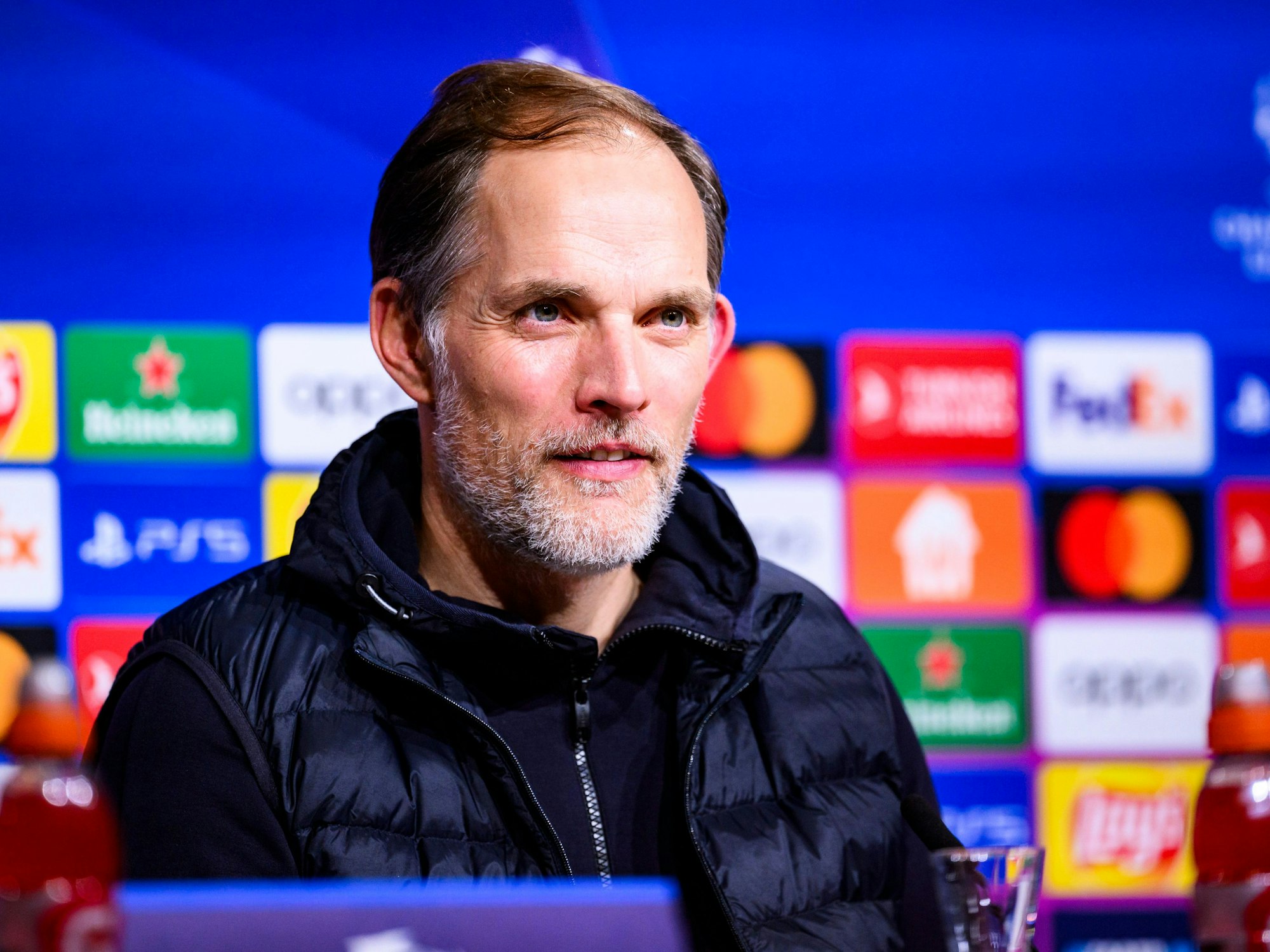 Münchens Trainer Thomas Tuchel reagiert nach dem Spiel bei der Pressekonferenz.