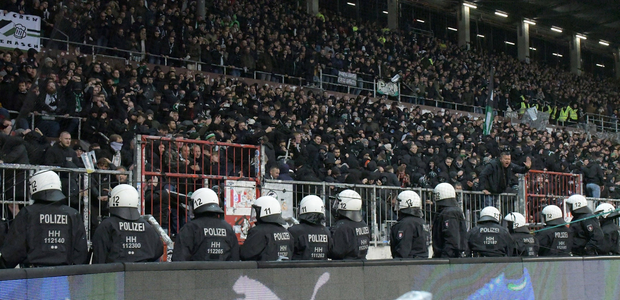 Die Polizei vor dem Auswärtsblock am Millerntor.