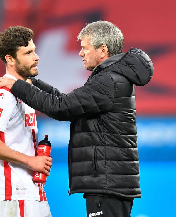 Jonas Hector (l.) redet nach dem Spiel mit Trainer Friedhelm Funkel.