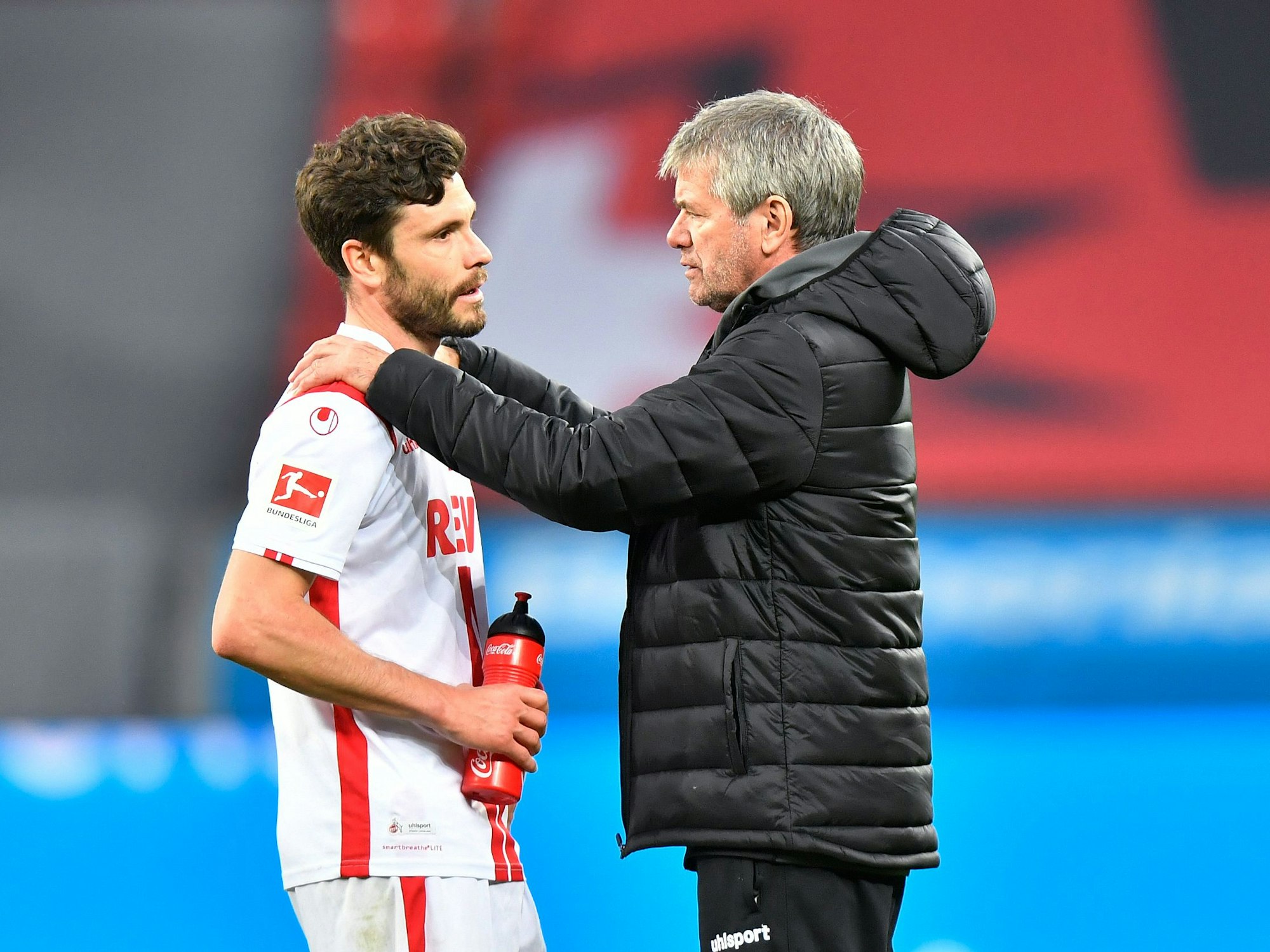 Jonas Hector (l.) redet nach dem Spiel mit Trainer Friedhelm Funkel.