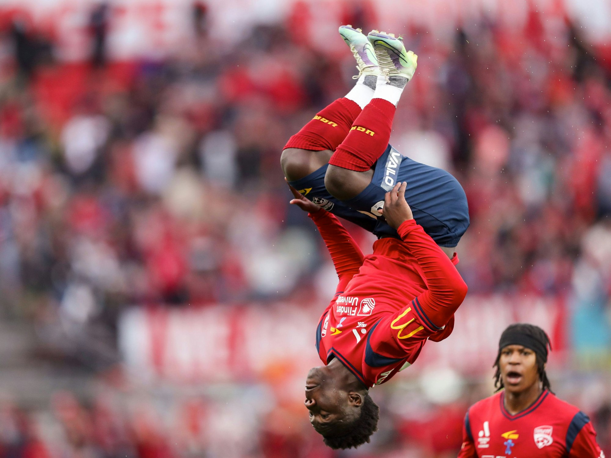 Nestory Irankunda schlägt vor Freude einen Salto auf dem Spielfeld.