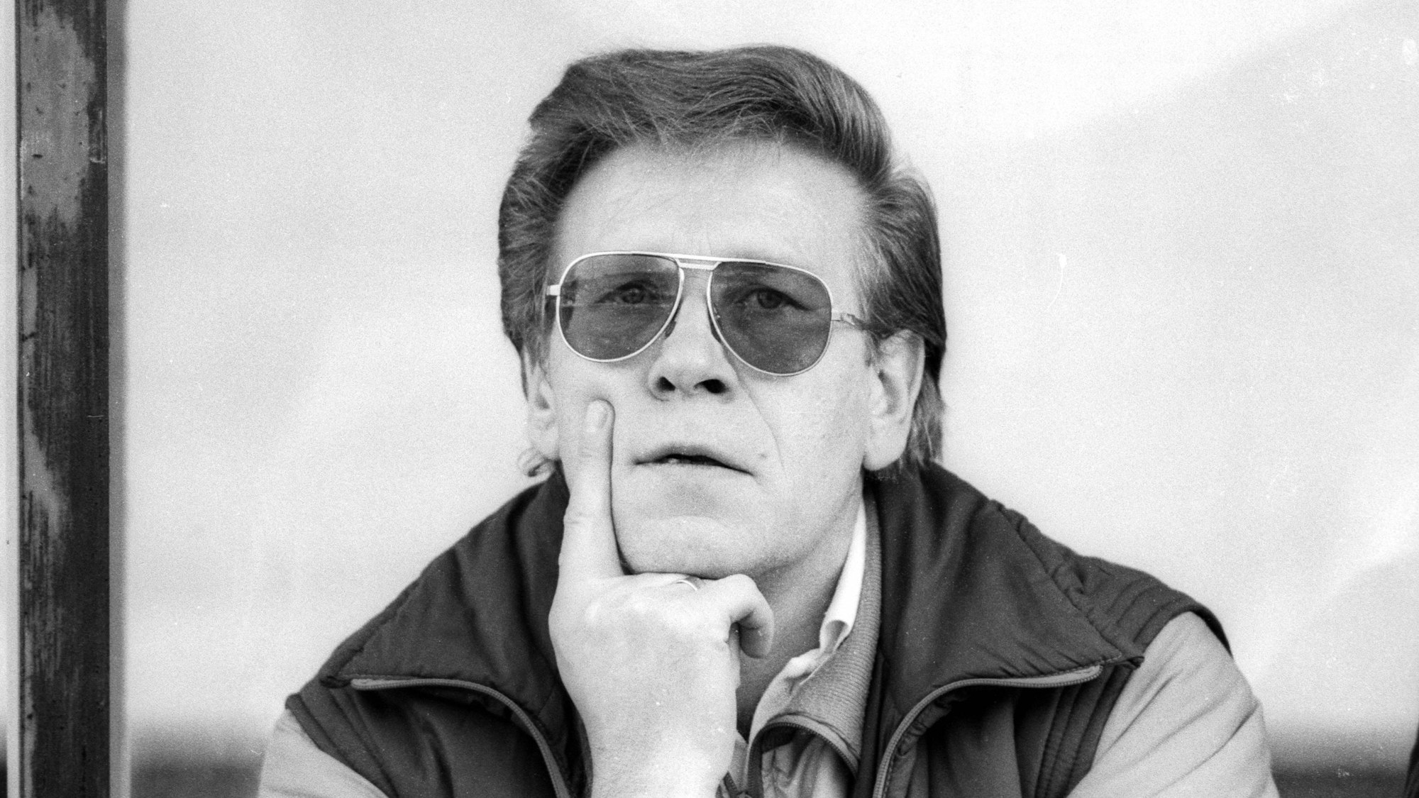 Diethelm Ferner hat das Gesicht auf seiner Hand abgestützt.