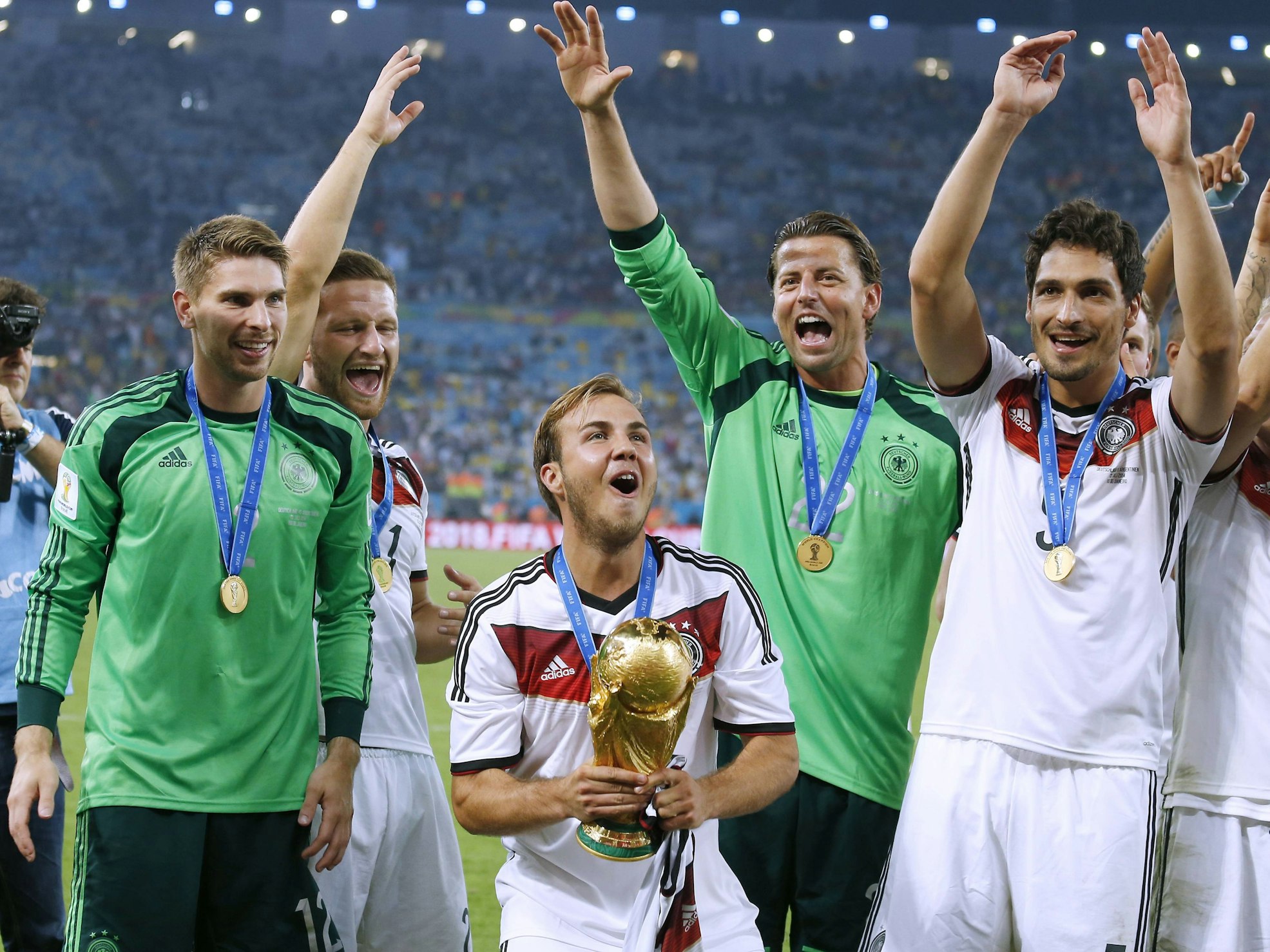 Roman Weidenfeller, Mats Hummels, Mario Götze, Skhodran Mustafi und Ron-Robert Zieler jubeln über den WM-Triumph.