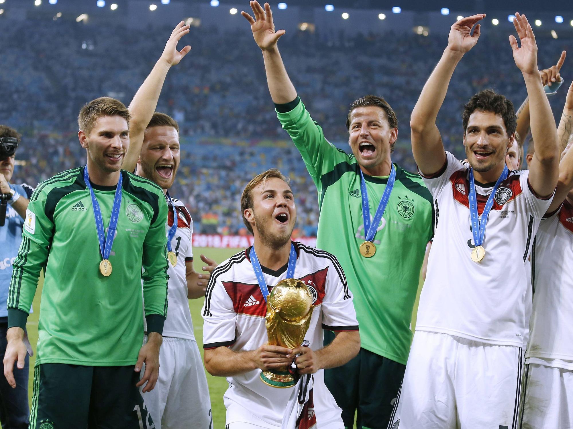 Roman Weidenfeller, Mats Hummels, Mario Götze, Skhodran Mustafi und Ron-Robert Zieler jubeln über den WM-Triumph.