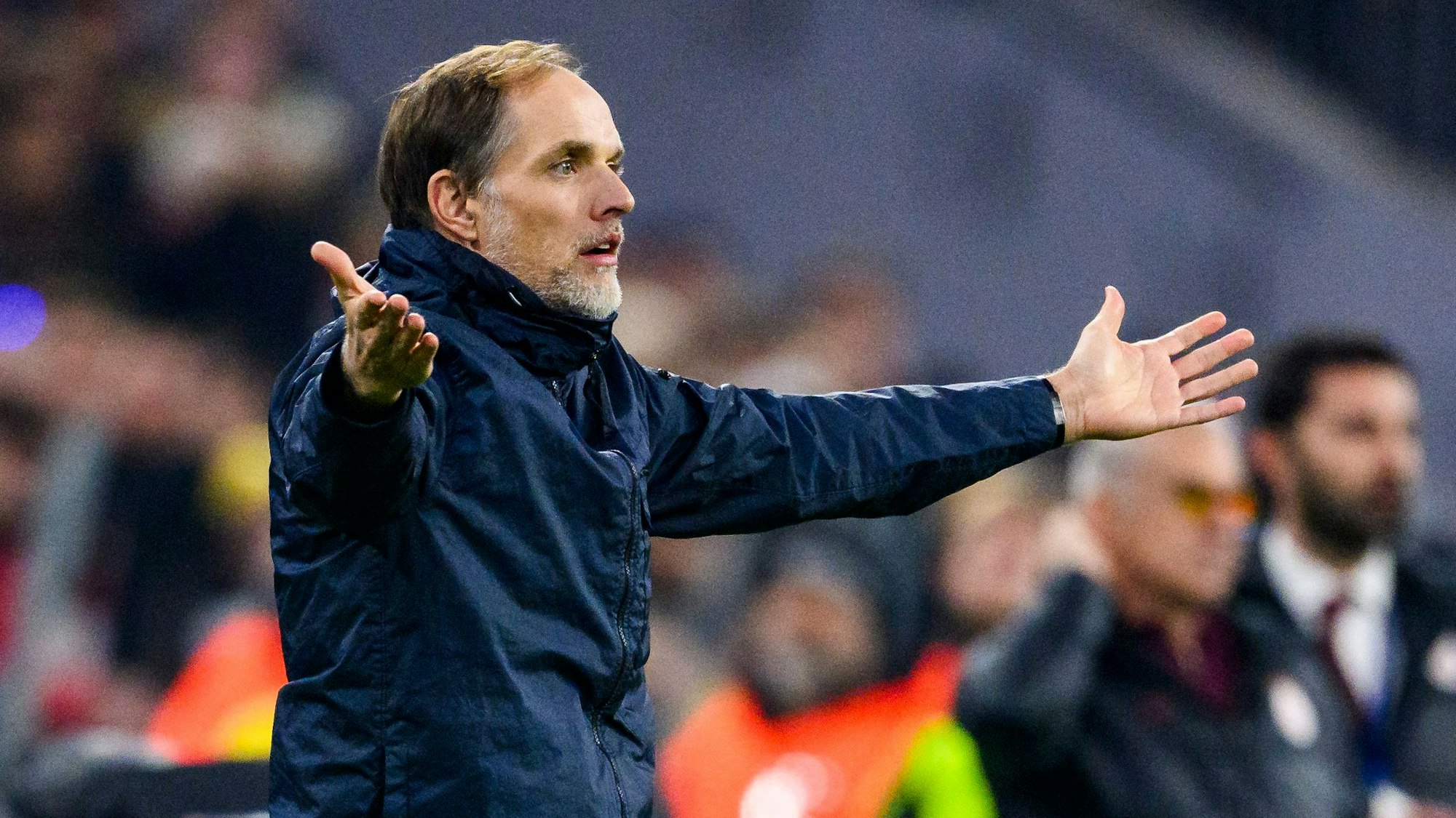 Thomas Tuchel gestikuliert an der Seitenlinie.