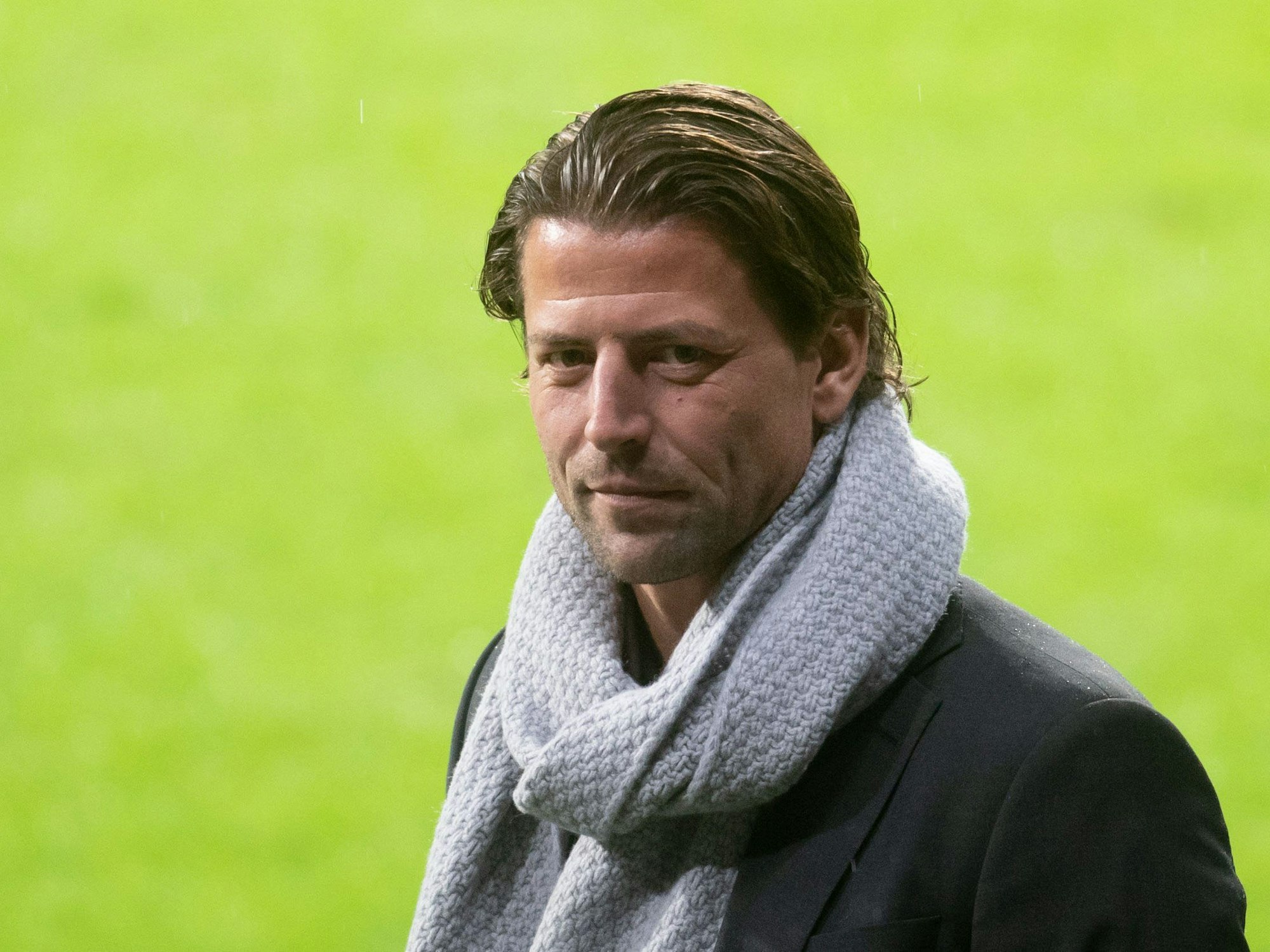 Der ehemalige BVB-Torhüter Roman Weidenfeller steht als Gast am Spielfeldrand in Madrid.