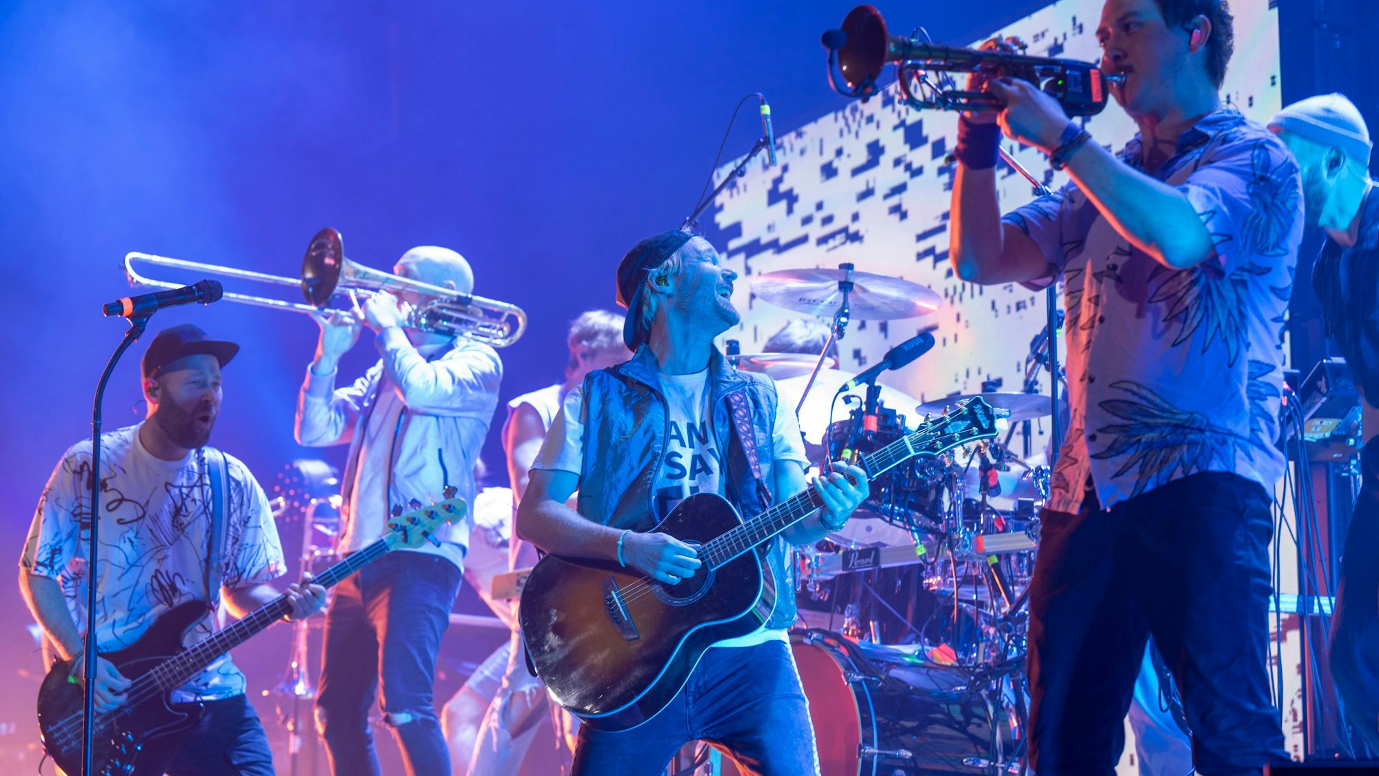 Querbeat spielen als Vorband von Materia. Konzert in der Lanxess-Arena.