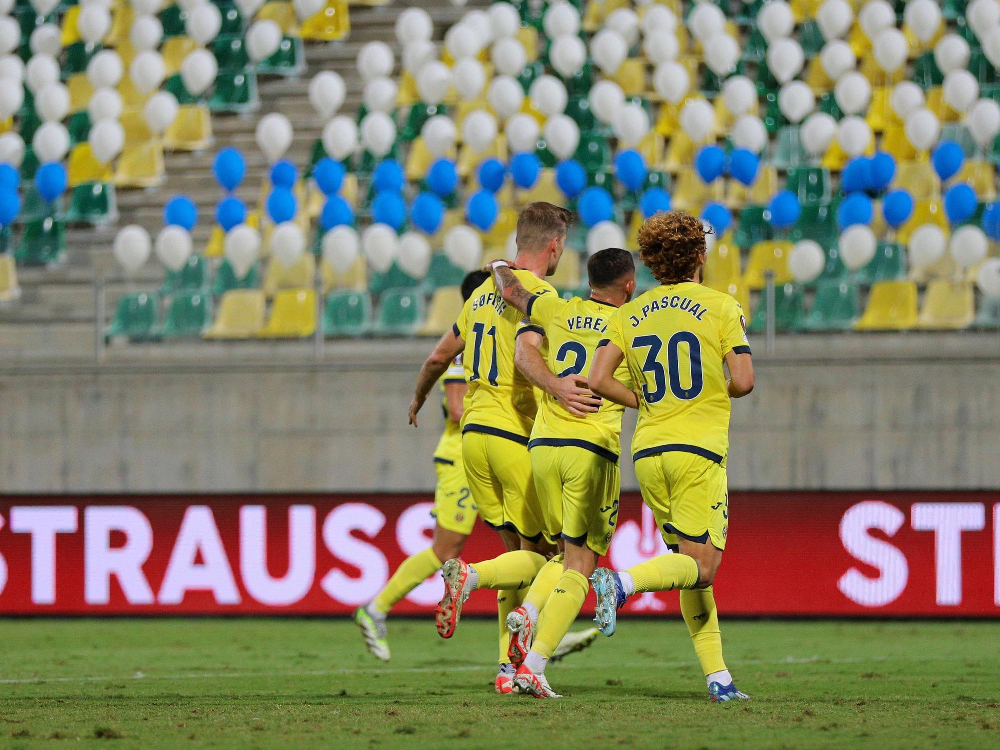 Die Spieler von Villarreal bejubeln vor leeren Rängen ein Tor gegen Maccabi Haifa in der Europa League.