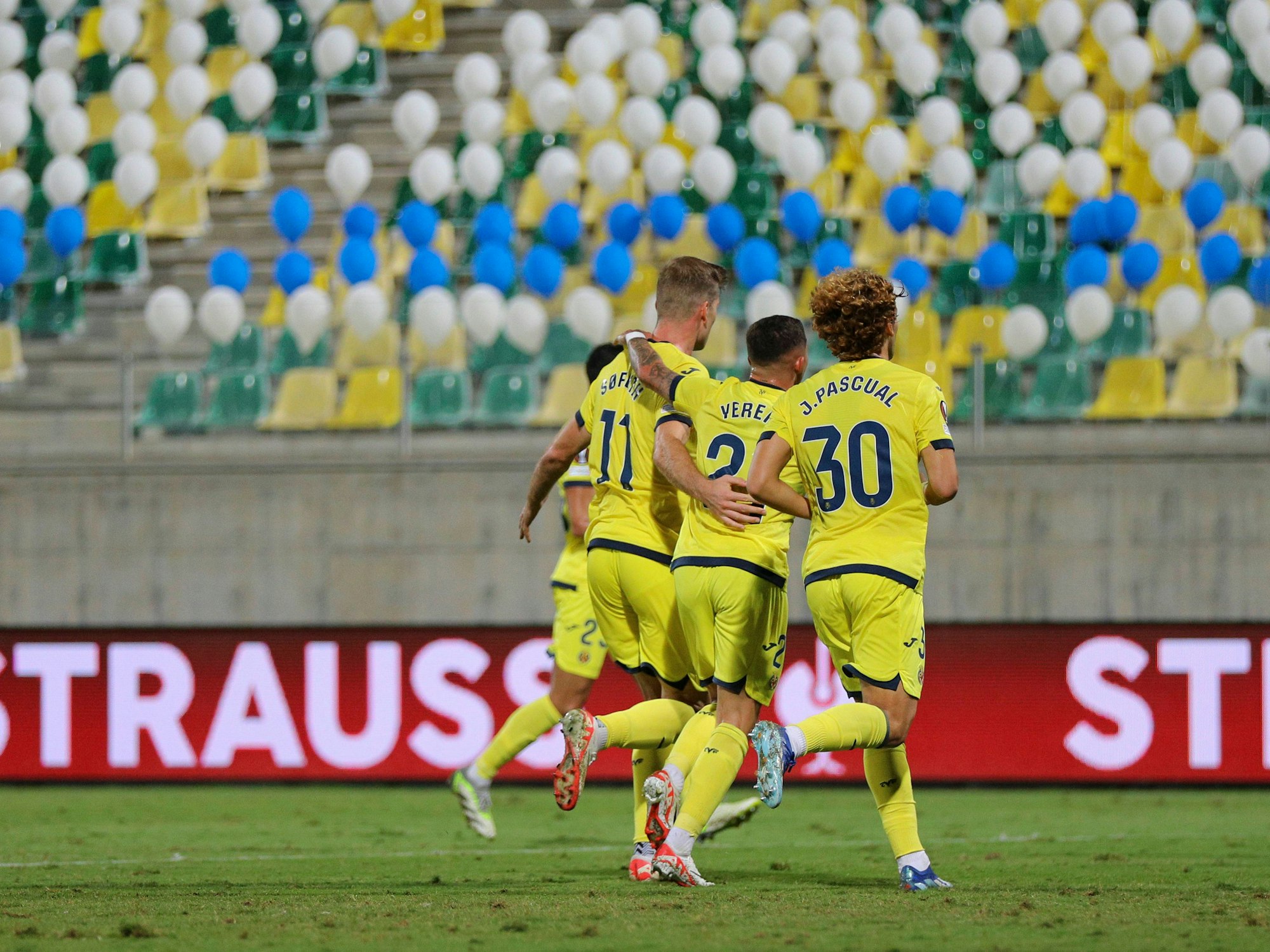 Die Spieler von Villarreal bejubeln vor leeren Rängen ein Tor gegen Maccabi Haifa in der Europa League.