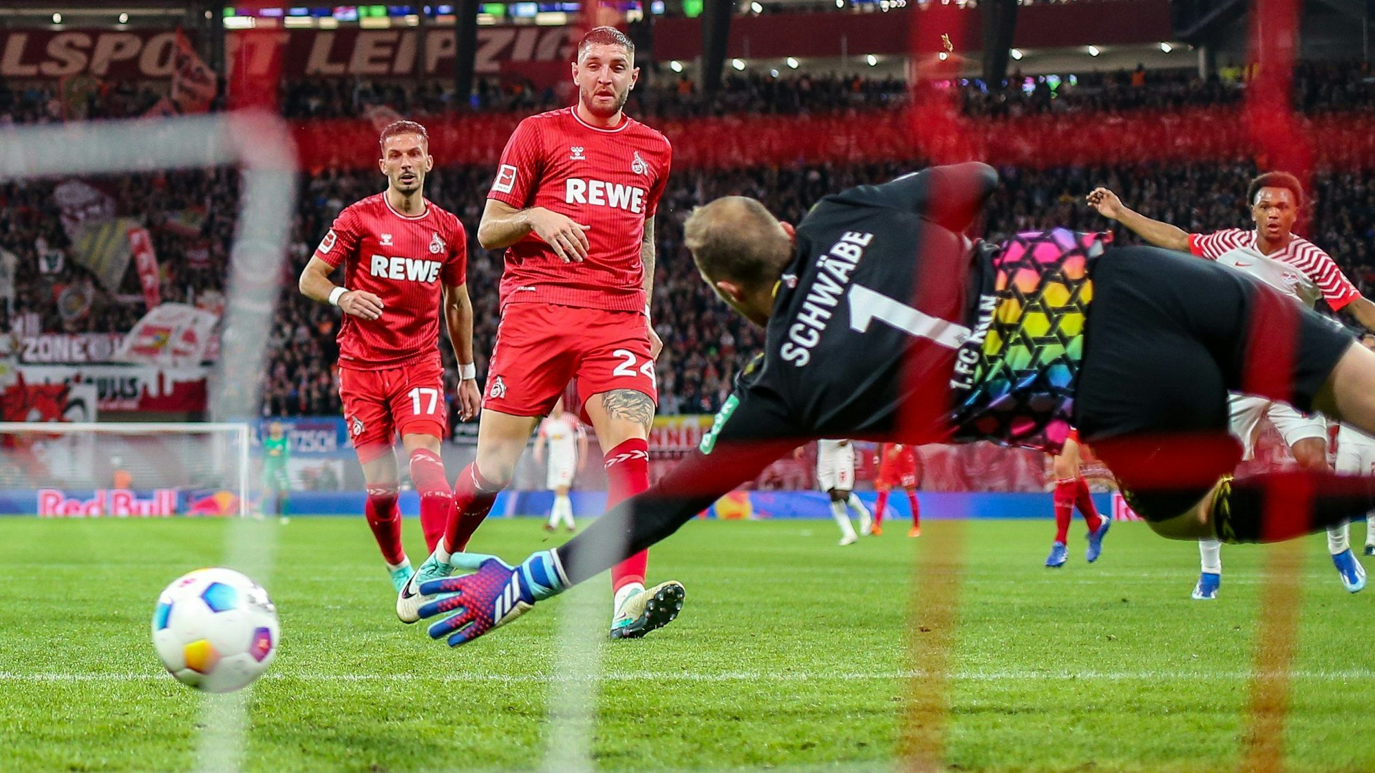 RB Leipzig gegen den 1. FC Köln in der Red-Bull-Arena: Lois Openda (r) trifft zum 4:0 gegen Kölns Torwart Marvin Schwäbe.