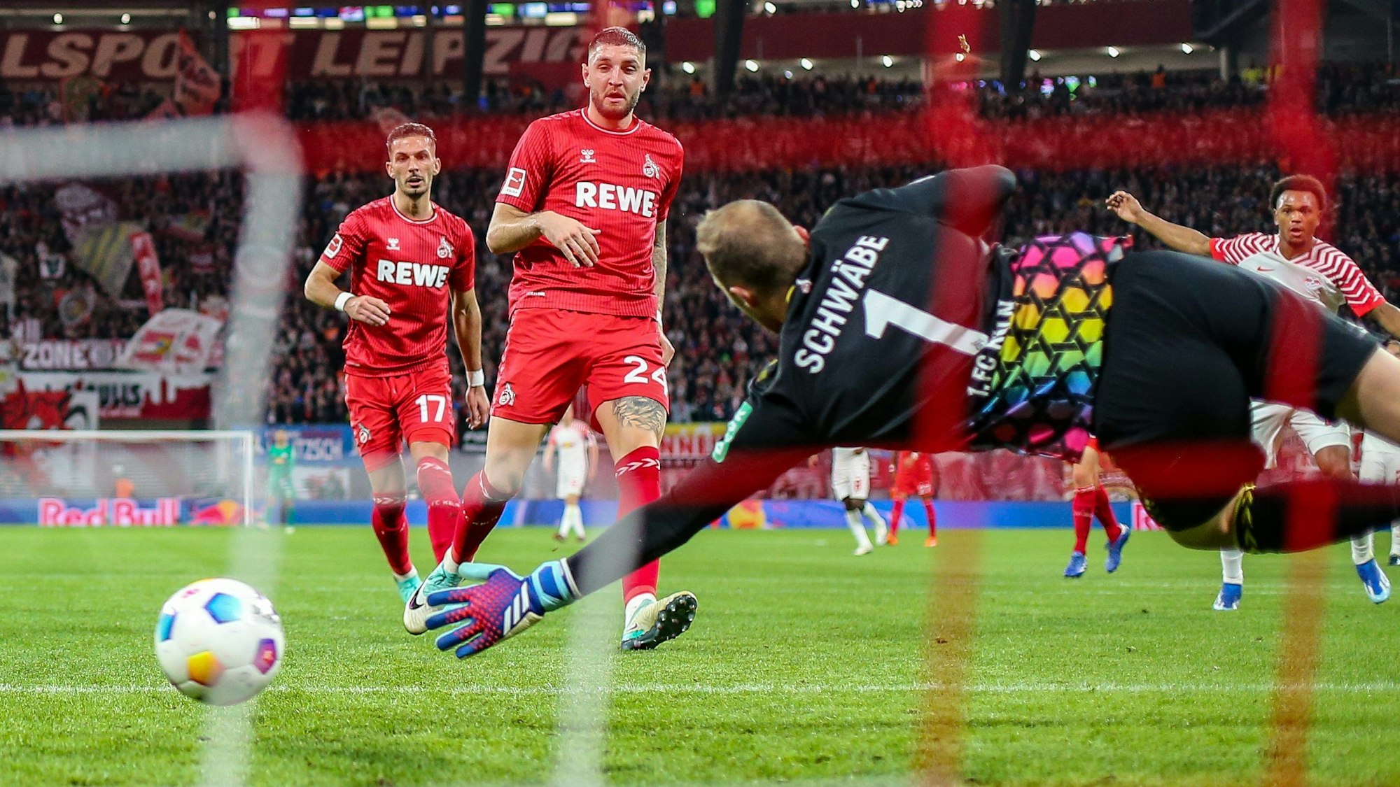 RB Leipzig gegen den 1. FC Köln in der Red-Bull-Arena: Lois Openda (r) trifft zum 4:0 gegen Kölns Torwart Marvin Schwäbe.