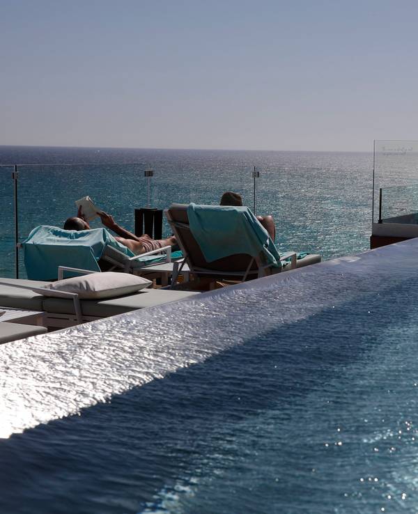 Kundinnen und Kunden sonnen sich am Dachschwimmbad des Hotels Iberostar Selection Playa de Palma auf Mallorca.