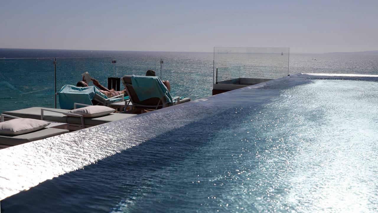 Kundinnen und Kunden sonnen sich am Dachschwimmbad des Hotels Iberostar Selection Playa de Palma auf Mallorca.