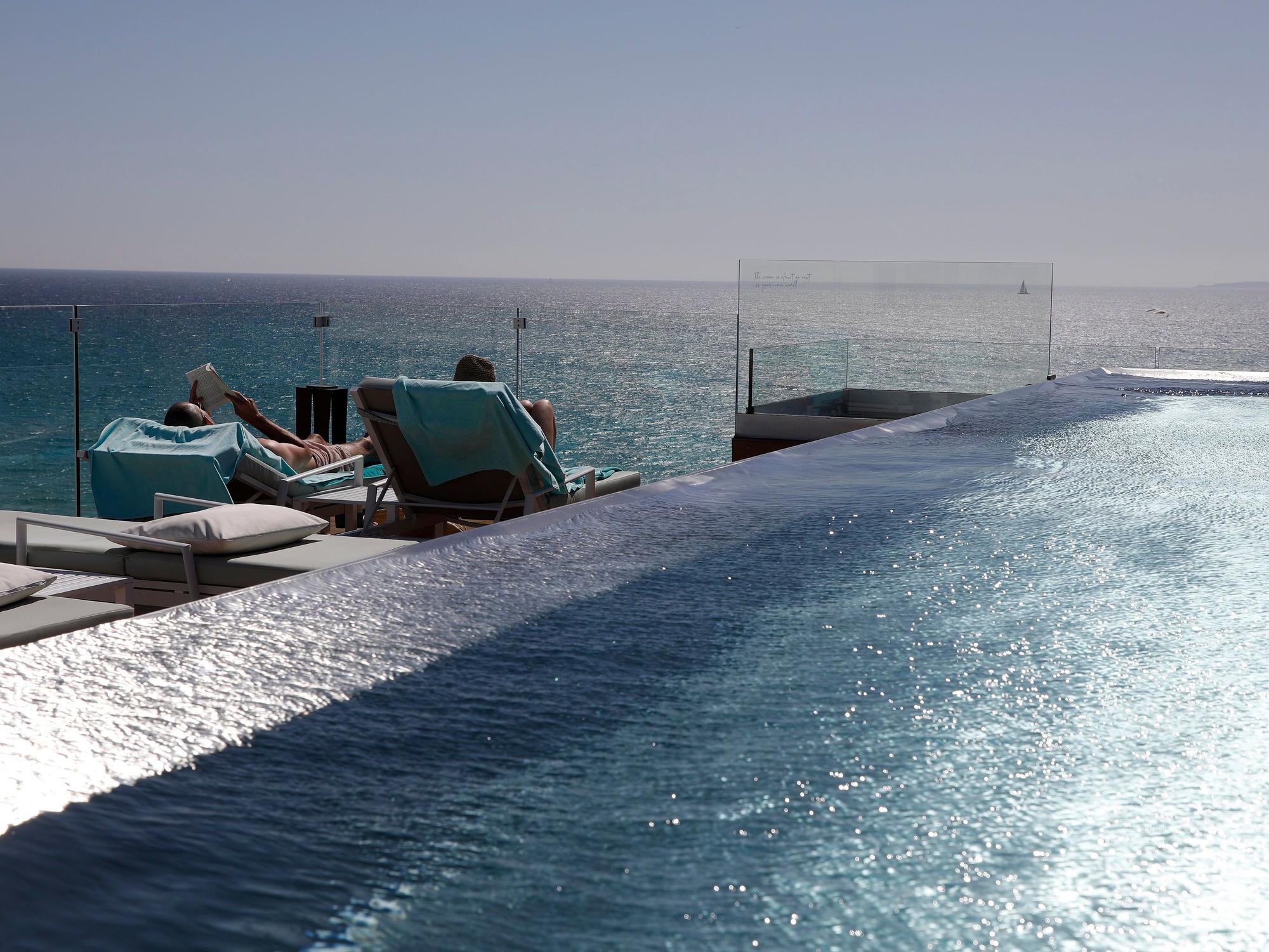 Kundinnen und Kunden sonnen sich am Dachschwimmbad des Hotels Iberostar Selection Playa de Palma auf Mallorca.