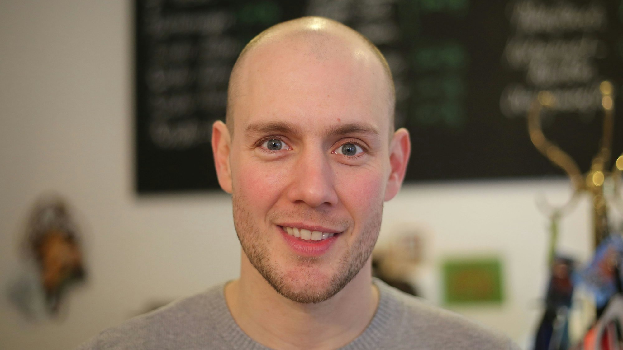 Der Sänger, Schauspieler und Besitzer eines Ladens für Hundefutter, Oli P. (Oliver Petszokat) spricht am 19.02.2016 in Köln (Nordrhein-Westfalen) über seine neue Single „Wie früher“.