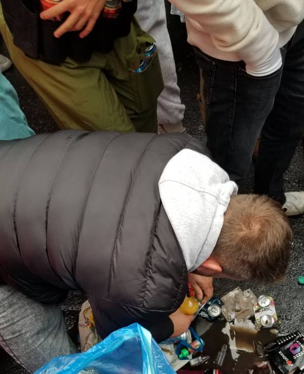 Ein Pfandflaschensammler am 11. November 2023 auf der Zülpicher Straße