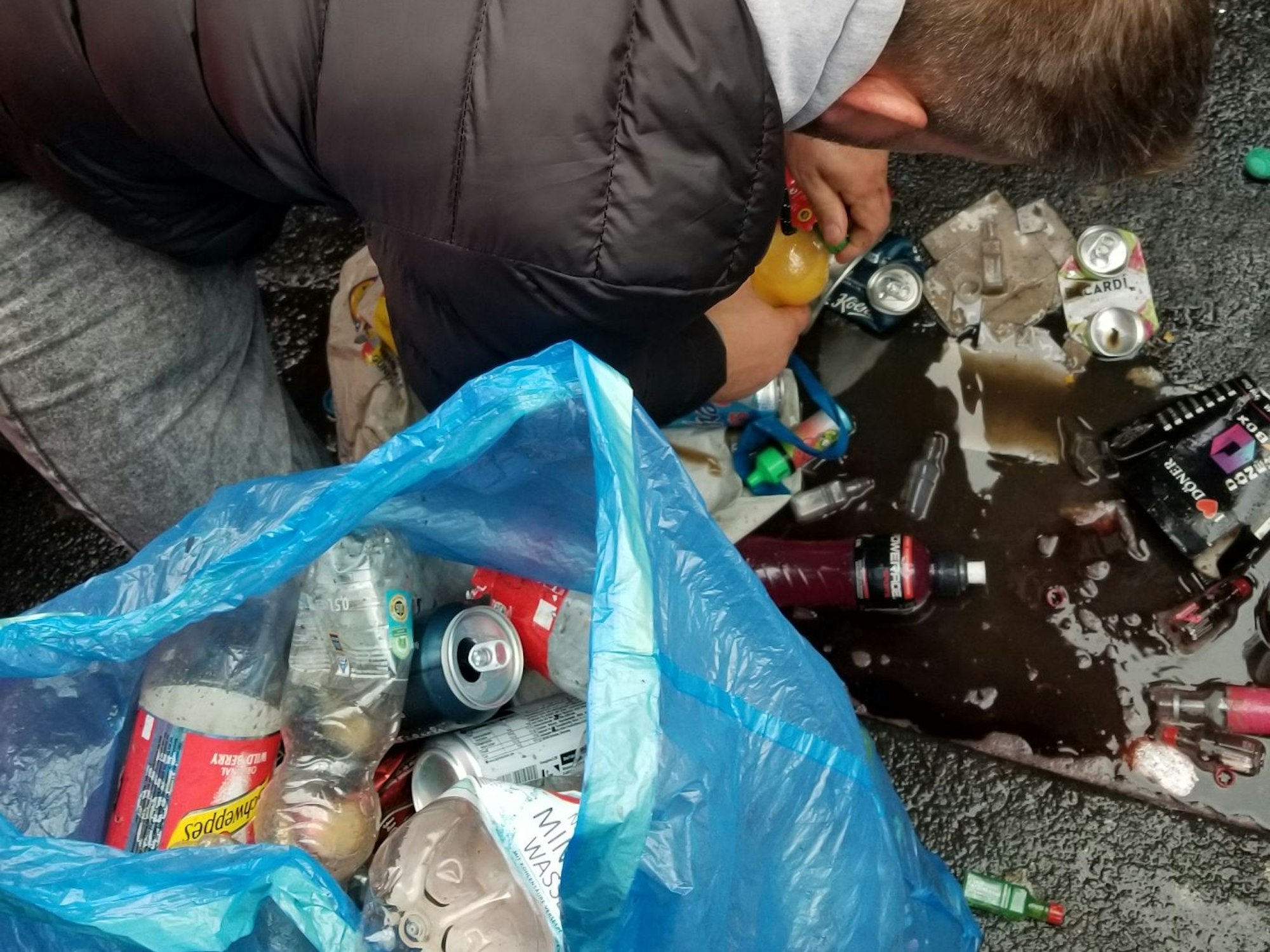 Ein Pfandflaschensammler am 11. November 2023 auf der Zülpicher Straße