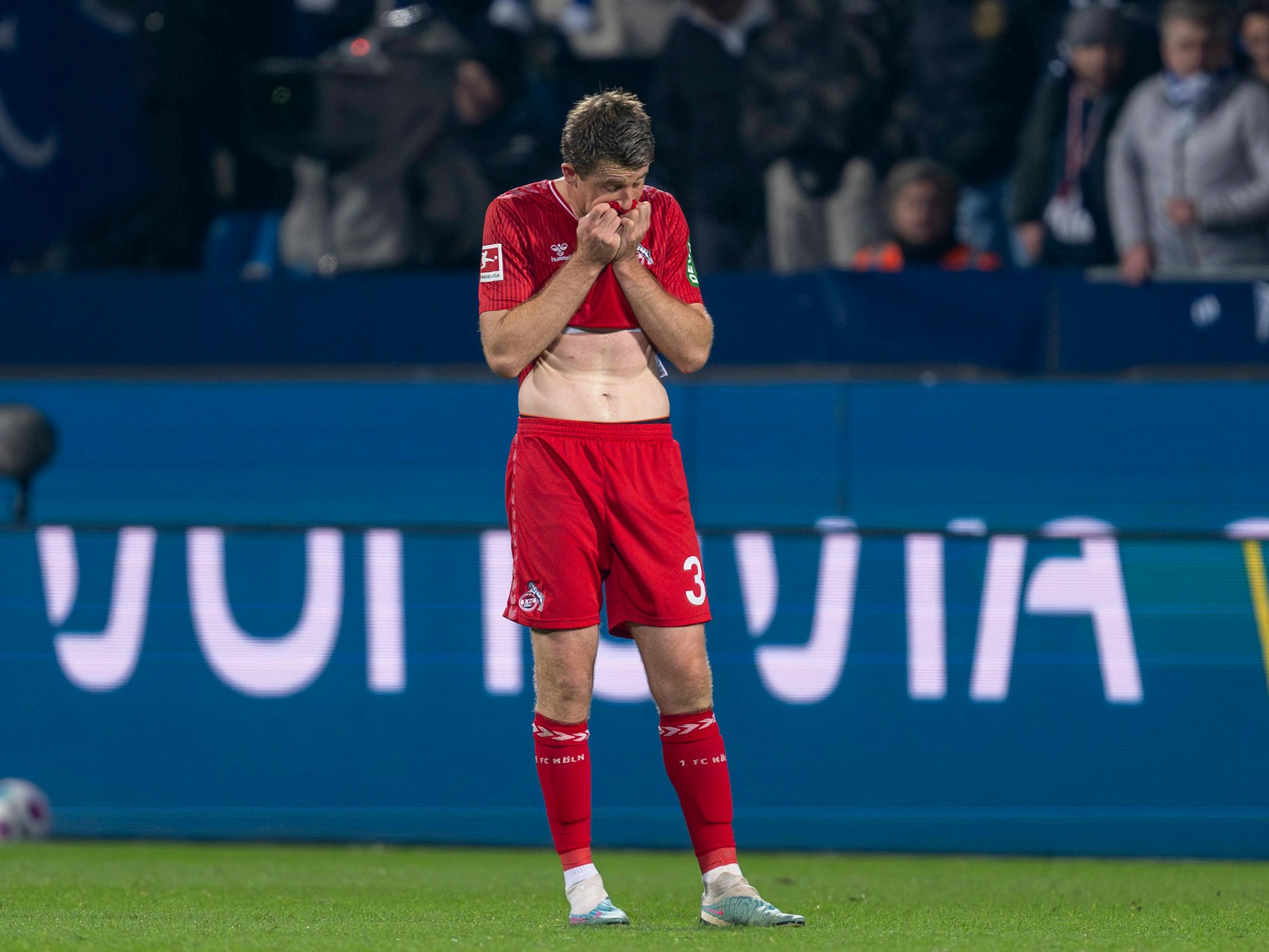 Dominique Heintz wischt sich den Mund mit seinem Trikot ab.