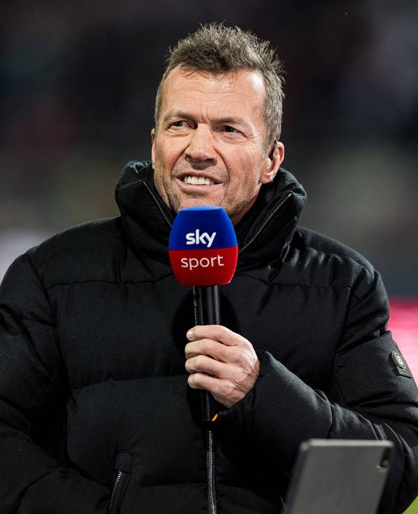 Lothar Matthäus hält sein Mikrofon.