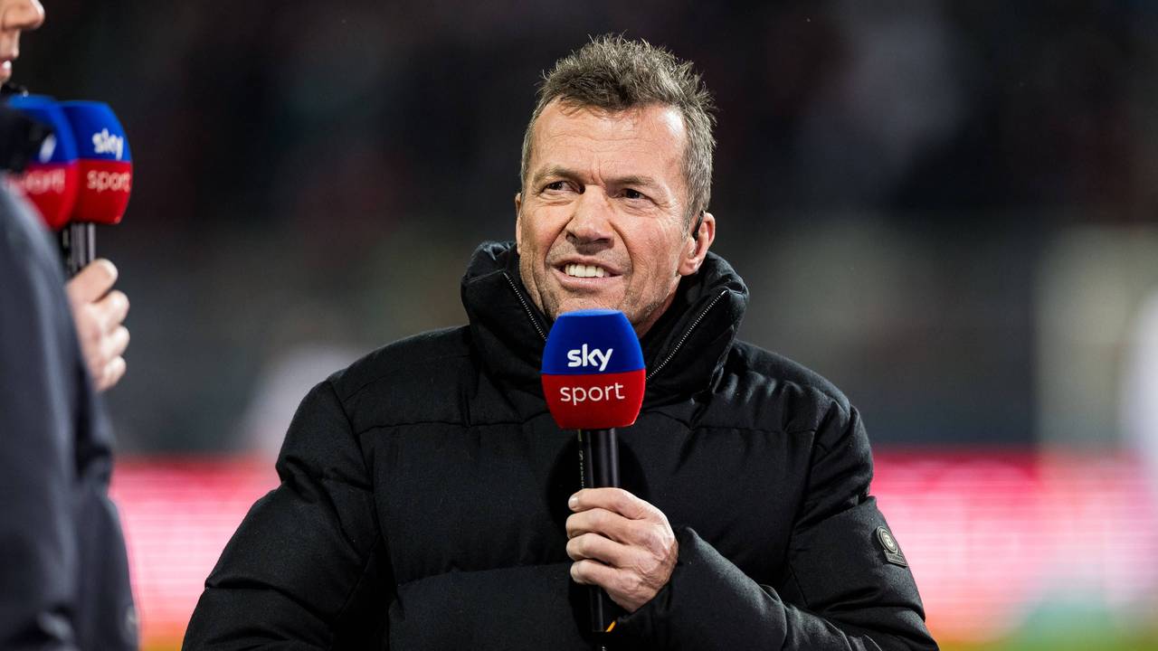 Lothar Matthäus hält sein Mikrofon.