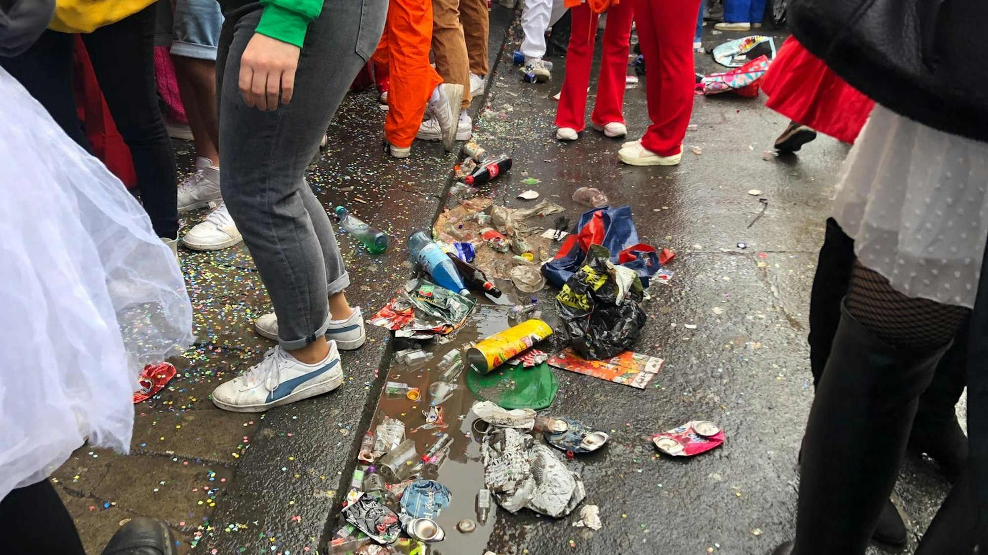 Müll am Straßenrand auf der Zülpicher Straße in Köln.
