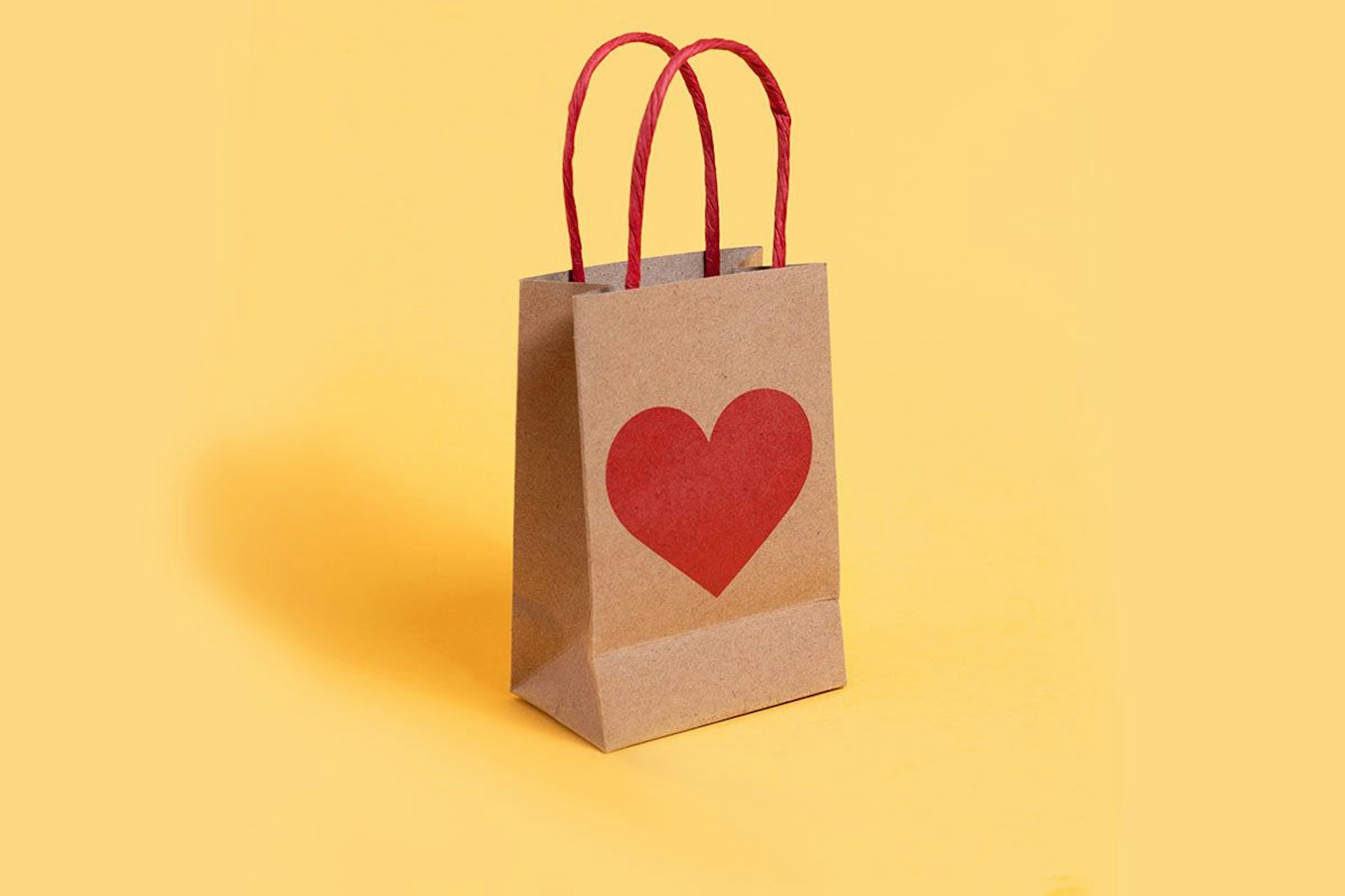 Einkaufstüte mit Herz darauf.