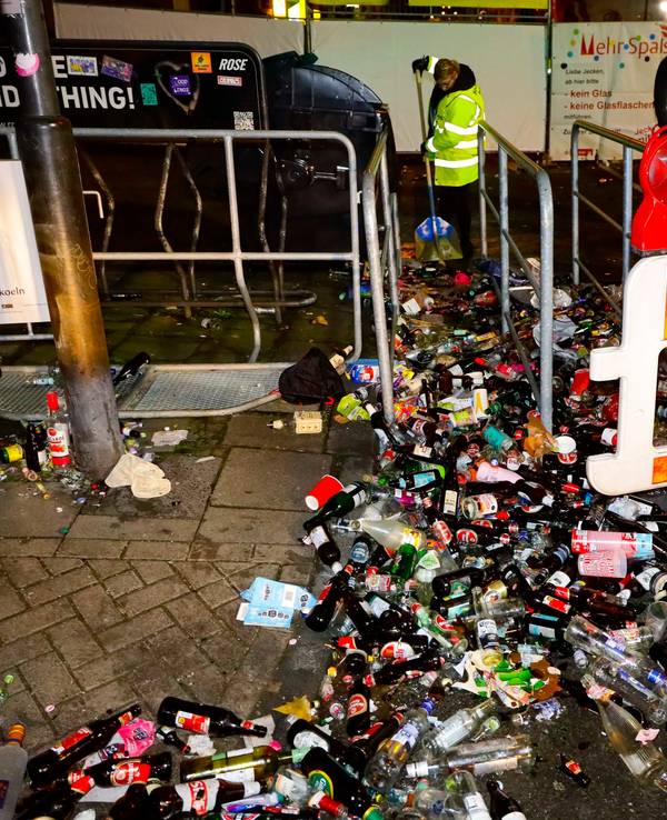 Das Foto zeigt jede Menge Glasflaschen vor dem Eingang zur Zülpicher Straße.