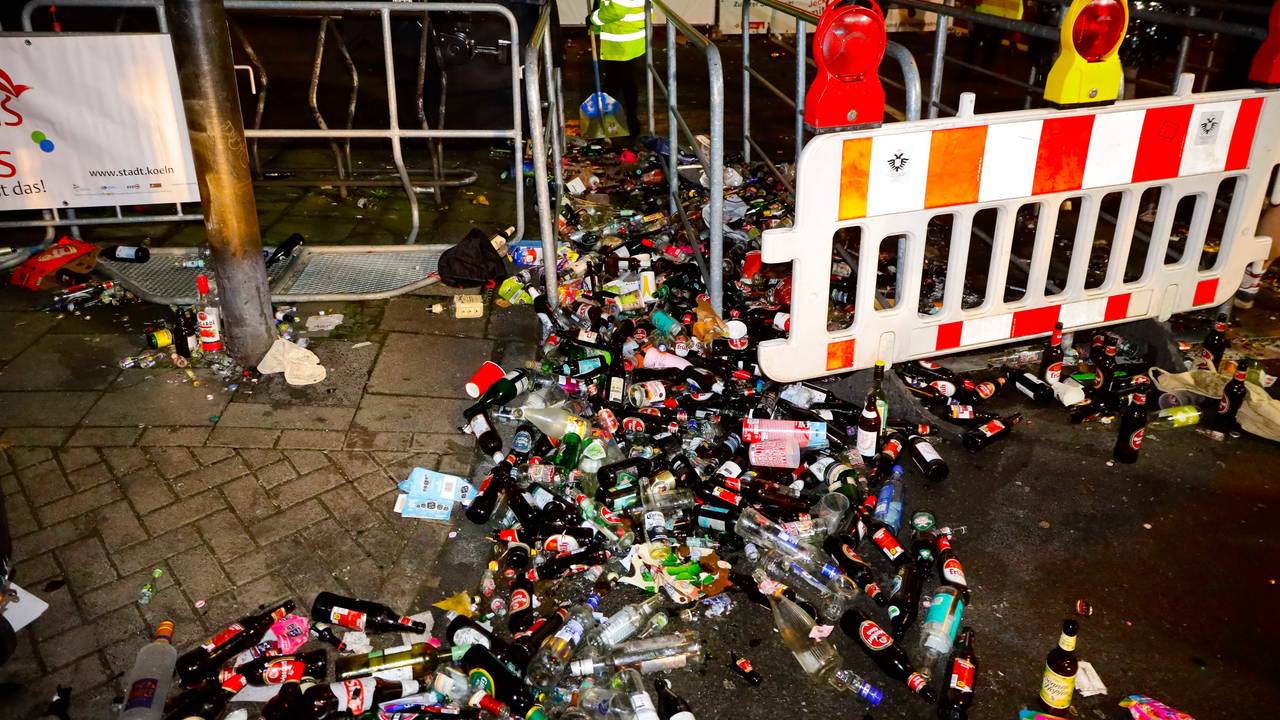 Das Foto zeigt jede Menge Glasflaschen vor dem Eingang zur Zülpicher Straße.