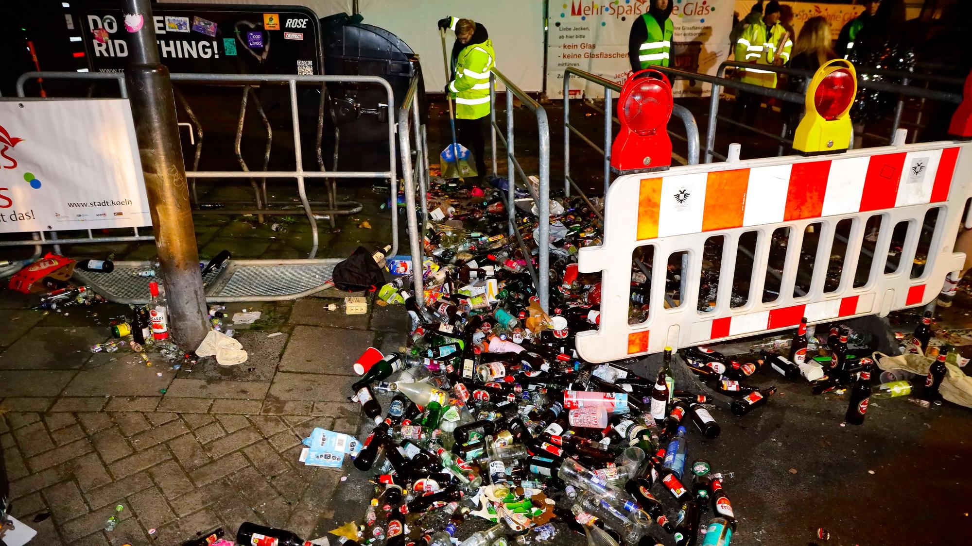 Das Foto zeigt jede Menge Glasflaschen vor dem Eingang zur Zülpicher Straße.