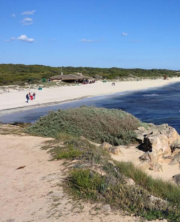 Der Strand von Es Trenc auf Mallorca mit weißem Sand und türkisfarbenem Wasser, hier im Mai 2016.
