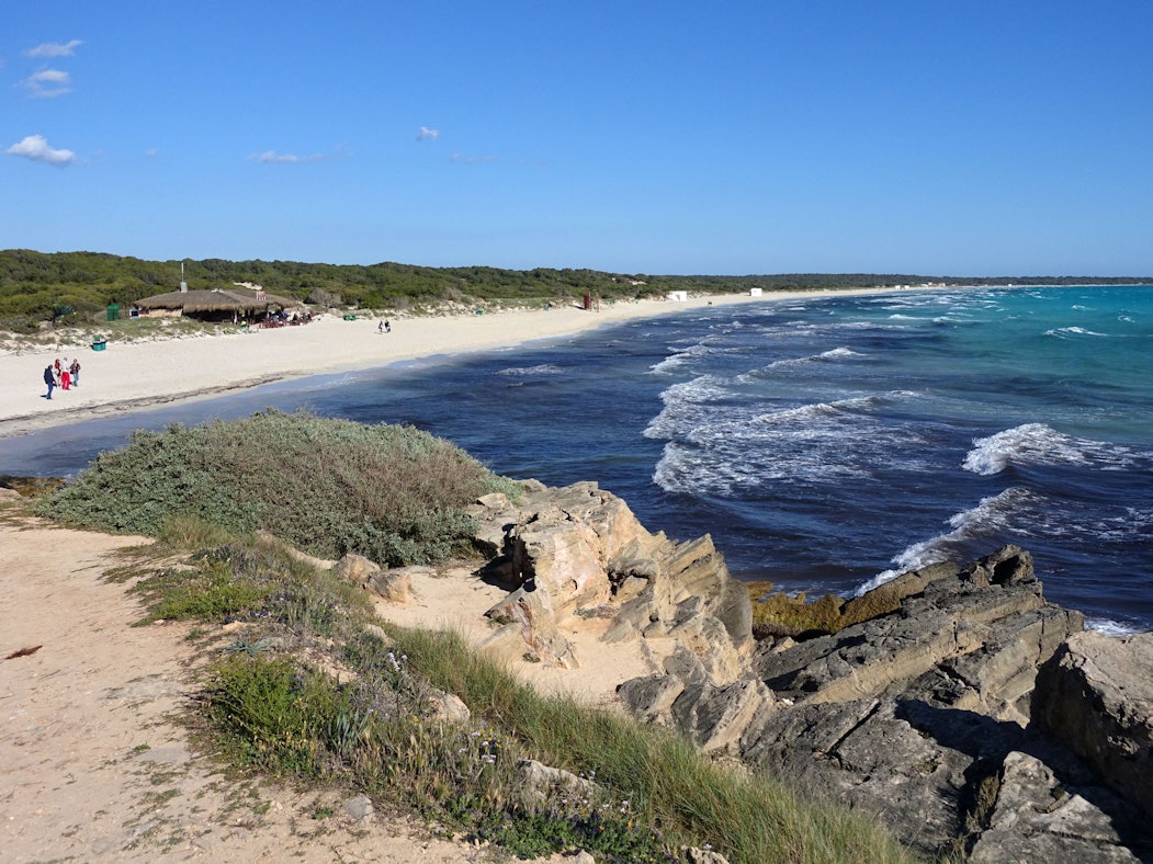 Der Strand Es Trenc, aufgenommen am 2. Mai 2016 bei Ses Salines auf Mallorca (Spanien).