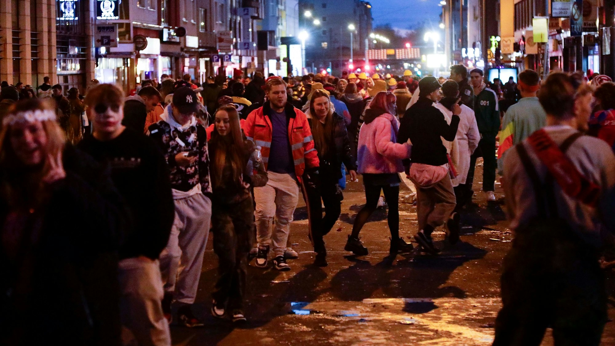 Situation am Barbarossaplatz, Ecke Luxemburger Straße.