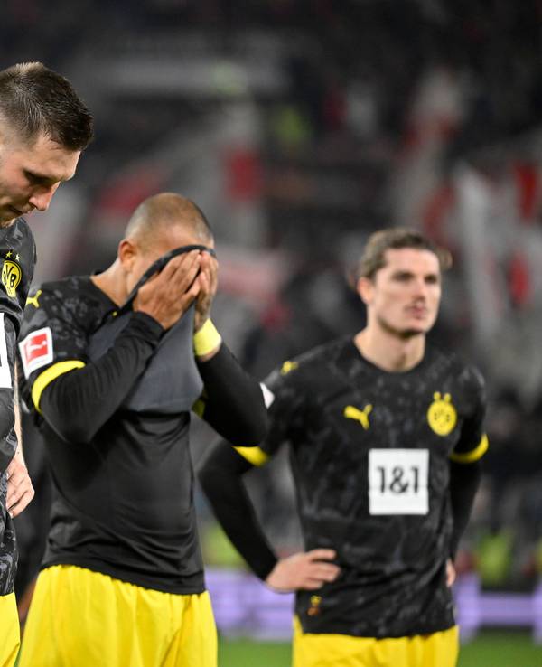 Die BVB-Spieler Ramy Bensebaini, Niklas Süle, Donyell Malen und Marcel Sabitzer (v.l.n.r.) lassen ihrer Enttäuschung nach der Pleite in Stuttgart freien Lauf.