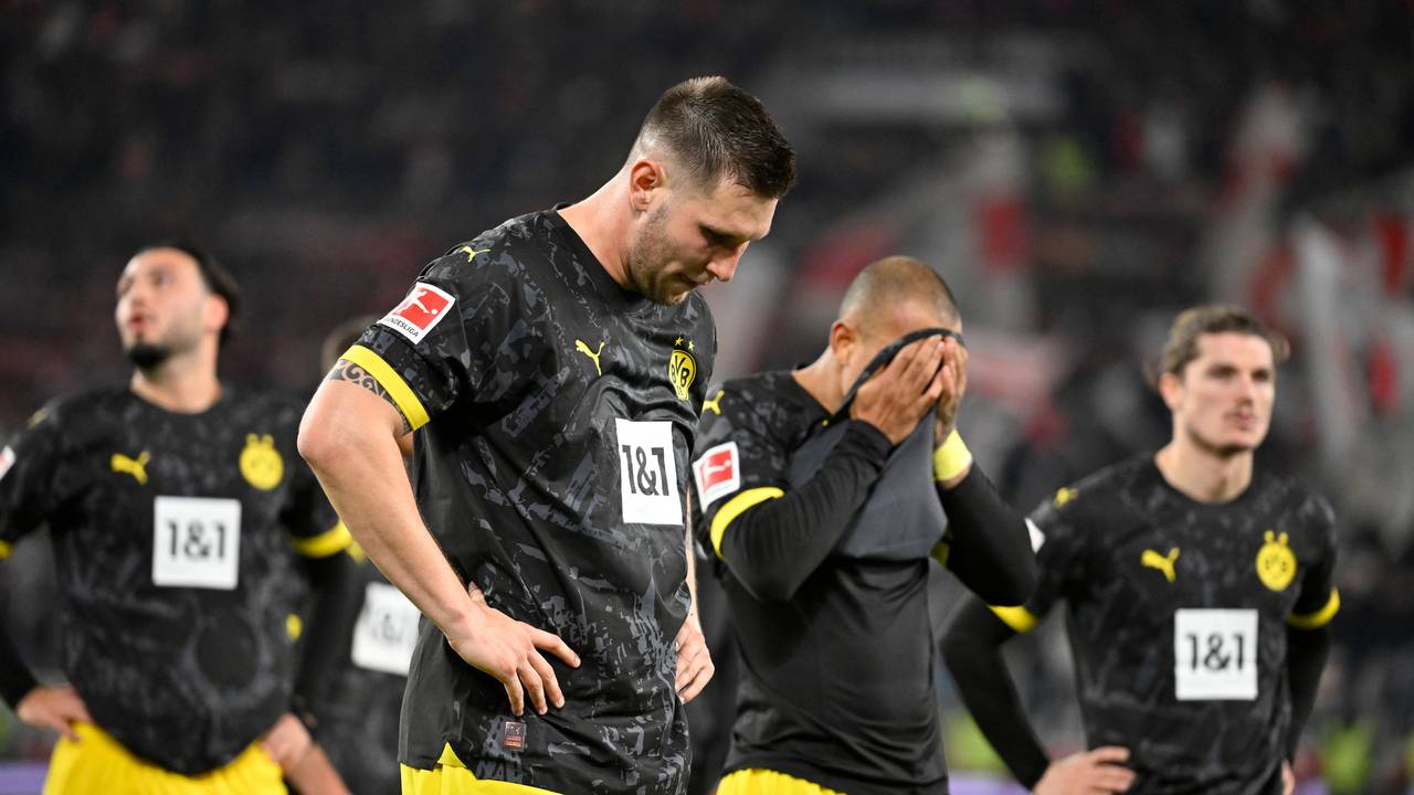 Die BVB-Spieler Ramy Bensebaini, Niklas Süle, Donyell Malen und Marcel Sabitzer (v.l.n.r.) lassen ihrer Enttäuschung nach der Pleite in Stuttgart freien Lauf.