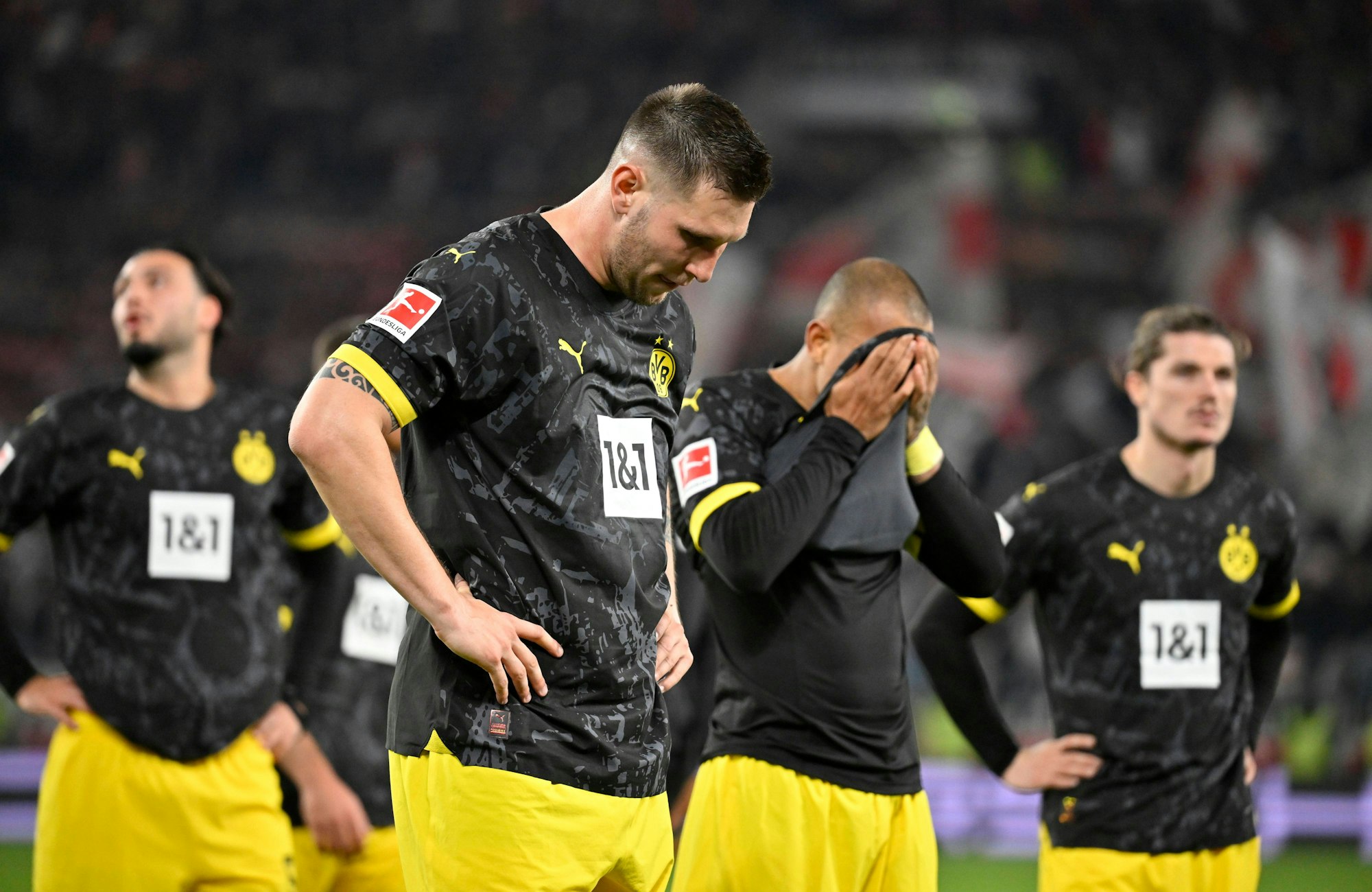 Die BVB-Spieler Ramy Bensebaini, Niklas Süle, Donyell Malen und Marcel Sabitzer (v.l.n.r.) lassen ihrer Enttäuschung nach der Pleite in Stuttgart freien Lauf.