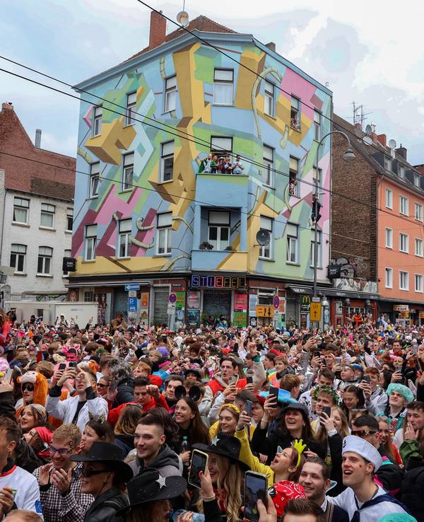 Hunderte Feiernde auf der Zülpicher Straße in Köln, alle sind kostümiert.