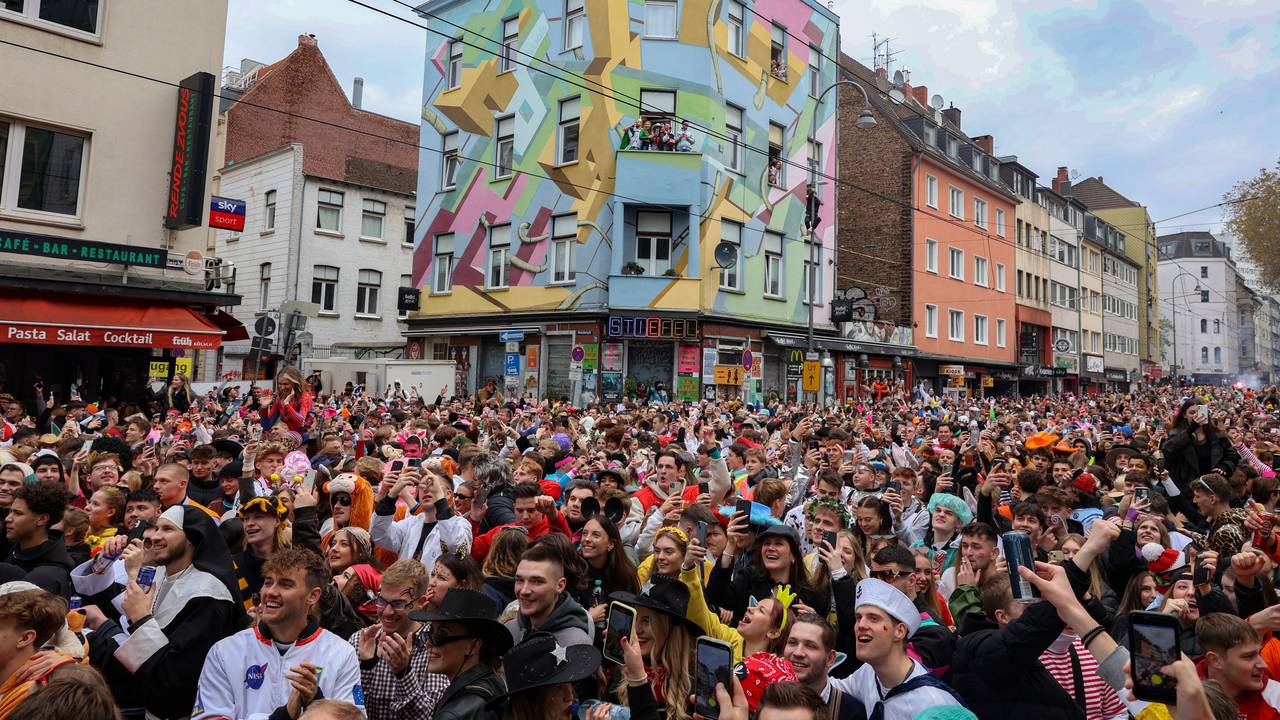 Hunderte Feiernde auf der Zülpicher Straße in Köln, alle sind kostümiert.