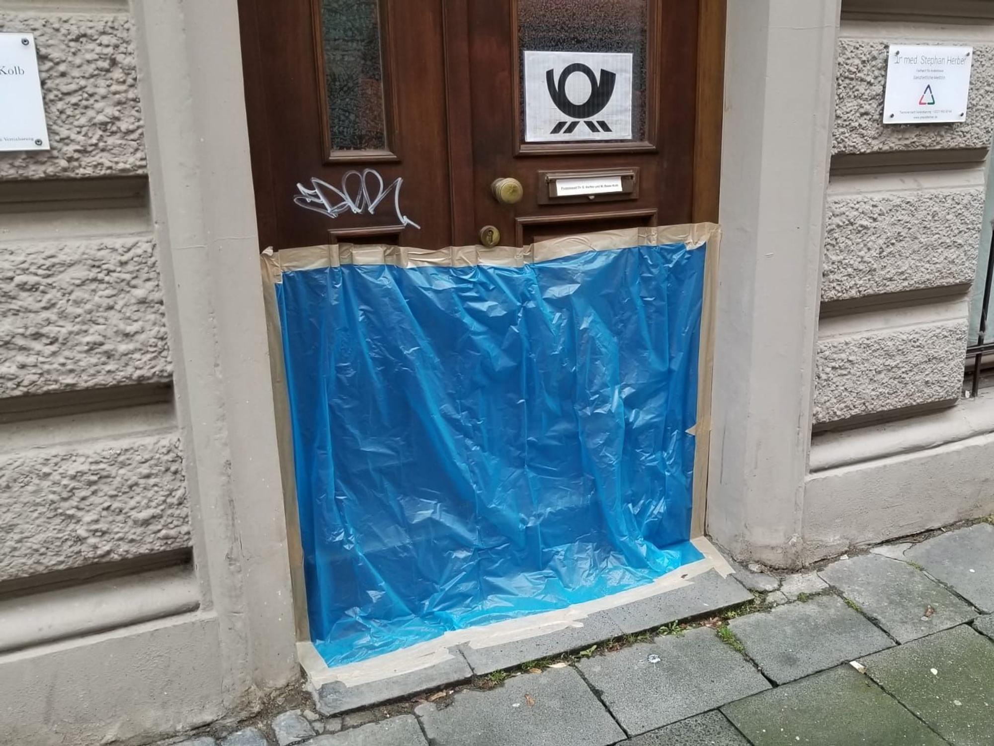 Folie in einem Hauseingang am 11.11. in Köln.