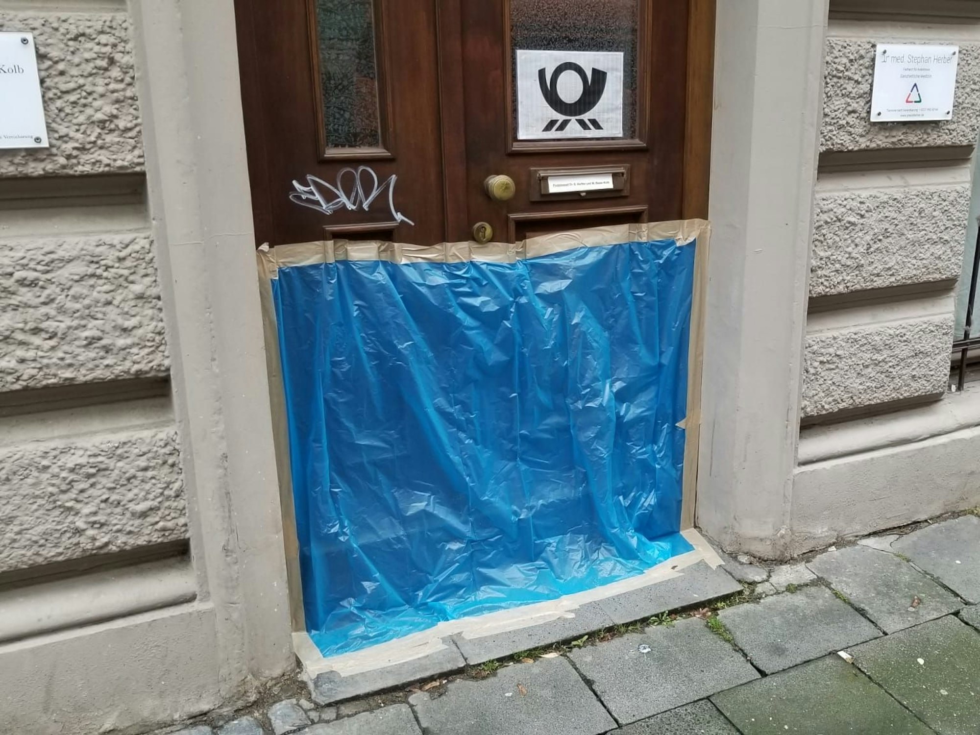 Folie in einem Hauseingang am 11.11. in Köln.