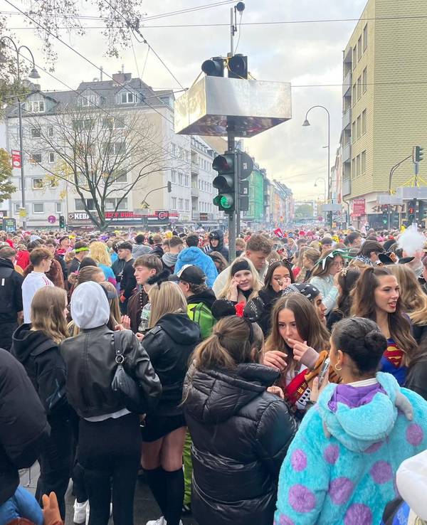 Viele Menschen sind in Kostümen auf der Zülpicher Straße zu sehen.